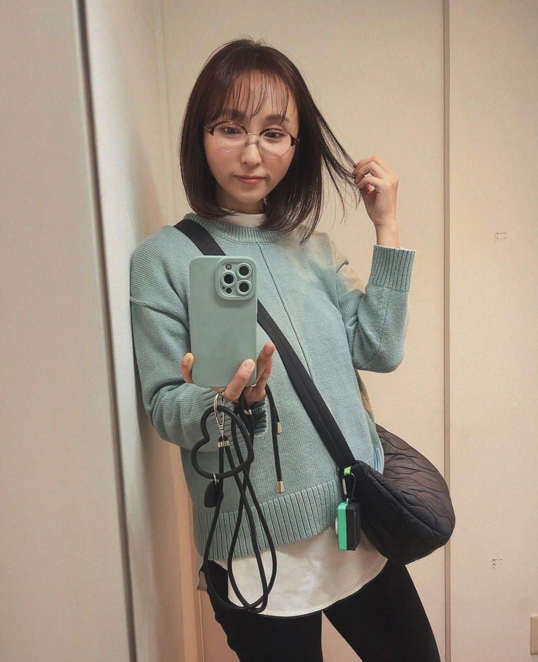 吉木りさのインスタグラム：「@ladiance_co にてカットとカラーとトリートメント🌿⠀ ⠀ いつも美容院から帰ってくると夫に『どこが変わったの？笑』って言われるんですけど👹⠀ ⠀ この艶やかさ、見て触れば一目瞭然なのにね〜😝⠀ ⠀ いつも癒しの時間をありがとうございます🍀⠀ ⠀ #ladianceco  #代官山美容室  @shoko_y_c_1015  @ladiance_co」