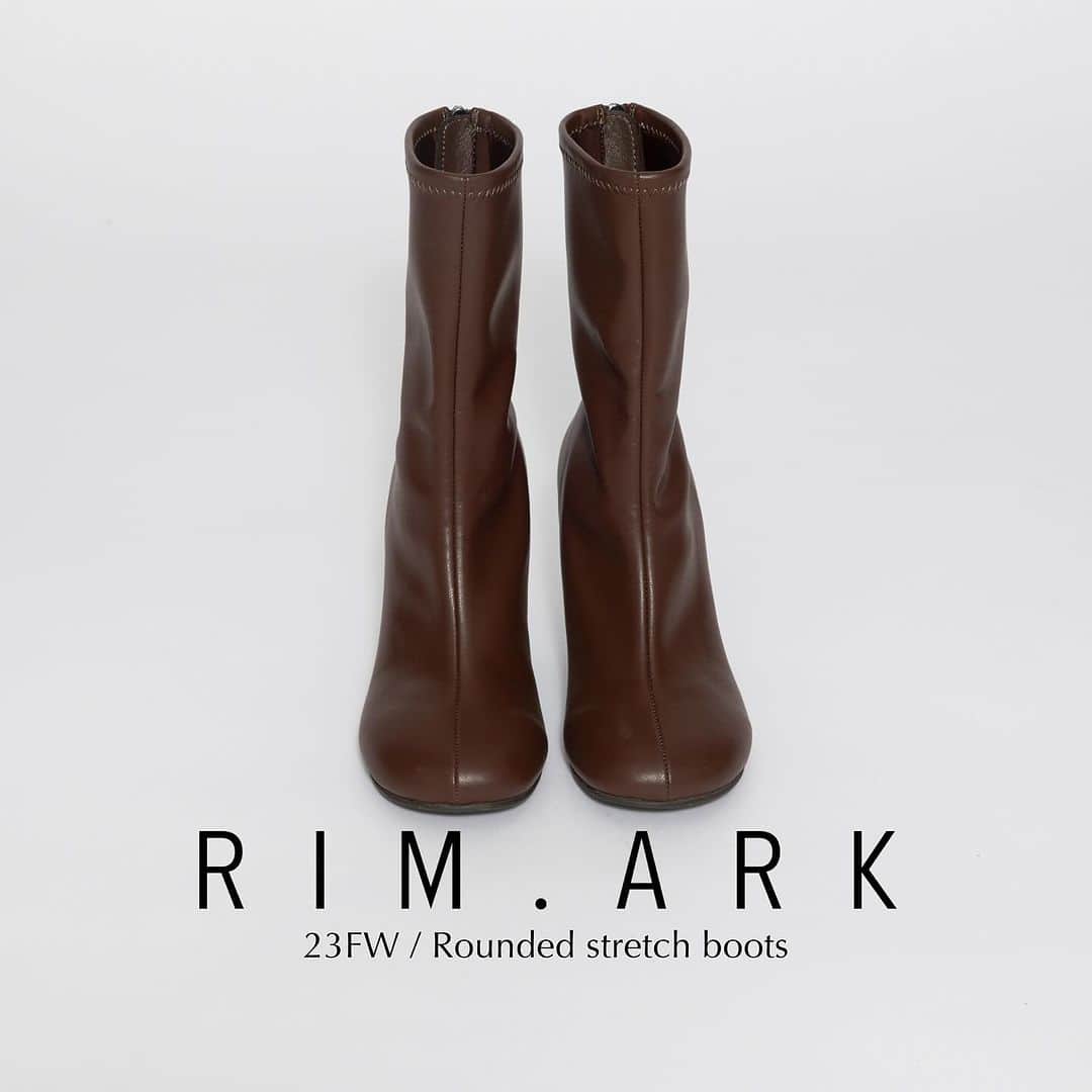 RIM.ARK（リムアーク）のインスタグラム：「23 FALL WINTER ___  Rounded stretch boots ¥29,700 (taxin)  ラウンドなフォルムと中心に入ったギャザーが特徴のブーツ。脚に沿うスタイリッシュなデザインですが、程よいヒールの高さ、柔らかい合皮を使用することで履きやすさも叶えてくれます。足首はタイトめに仕上げているので細身のボトムとも相性が良く、シンプルなデザインで幅広いスタイリングにマッチします。  ___  RIM.ARK online sheltter web store ZOZOTOWN ____  銀座三越店　03-3538-3568 新宿ルミネ2店　03-6911-2585 名古屋高島屋店　052-566-3633 阪急うめだ店　06-6313-0587 福岡VIORO店　092-707-0673 ____  #RIMARK#リムアーク」