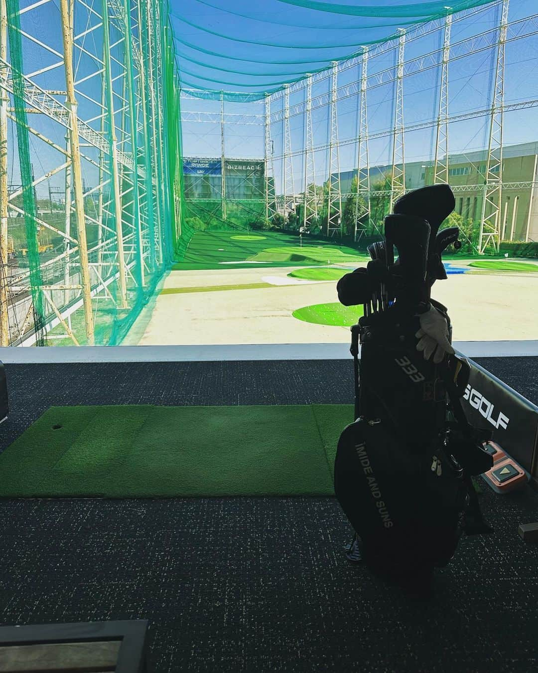 金石昭人のインスタグラム：「カネやんゴルフ 今日もいい天気☀️ 散歩🚶‍♀️が出来ない時は ゴルフ⛳️の練習 身体動かせ😀身体動かせ😃 どや  #カネやんゴルフ #身体動かせ #どや」