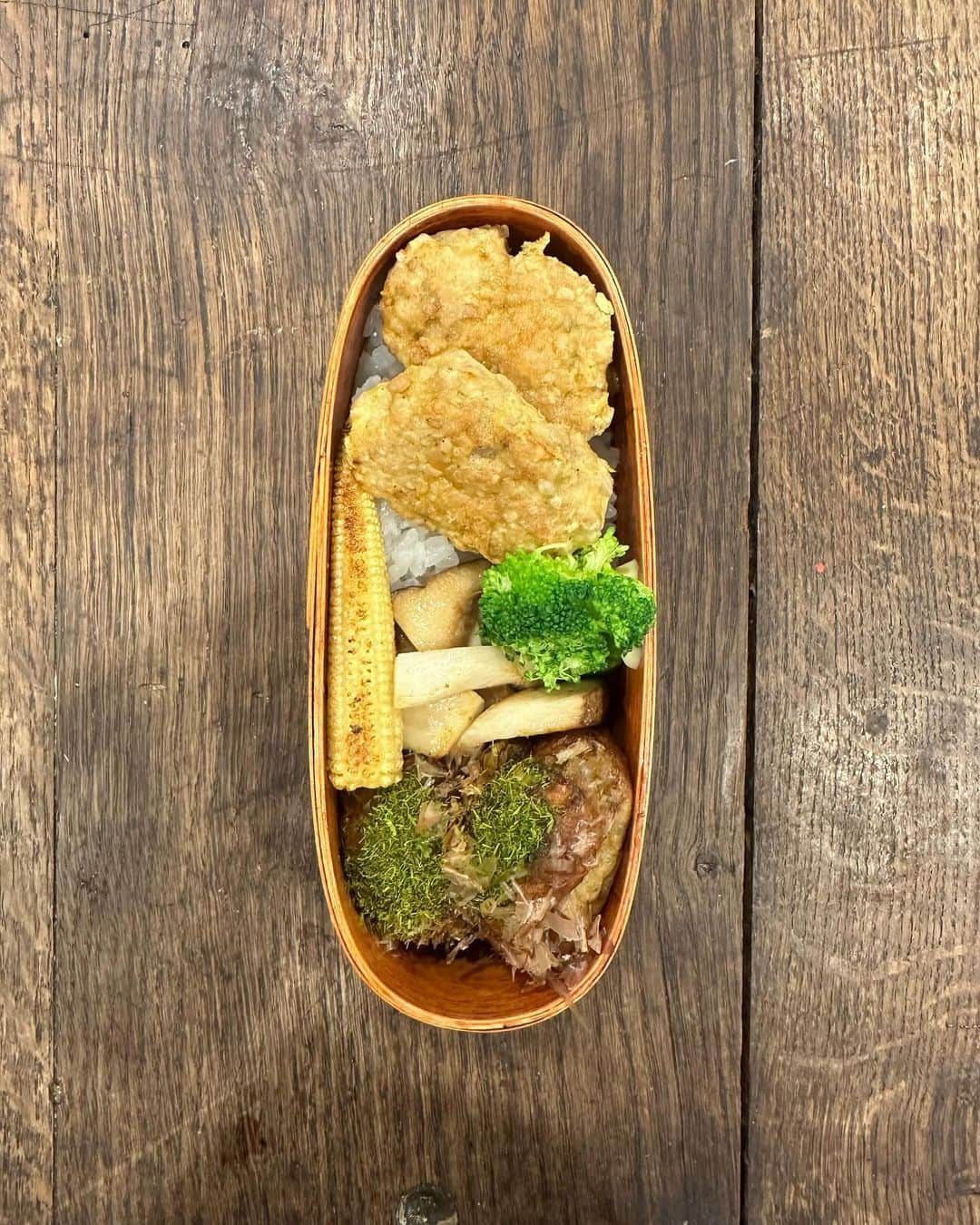 栗原友さんのインスタグラム写真 - (栗原友Instagram)「#クリトモの娘弁当 わたしにしてはオカズが多い！ というのも昨日夫が買ってきてくれた銀だこが2個入っているwww あとは鳥のつくね醤油味と、茹でブロッコリー、エリンギとヤングコーンのハーブソルトソテー。 #弁当 #小学生弁当」11月24日 10時09分 - kuri__tomo