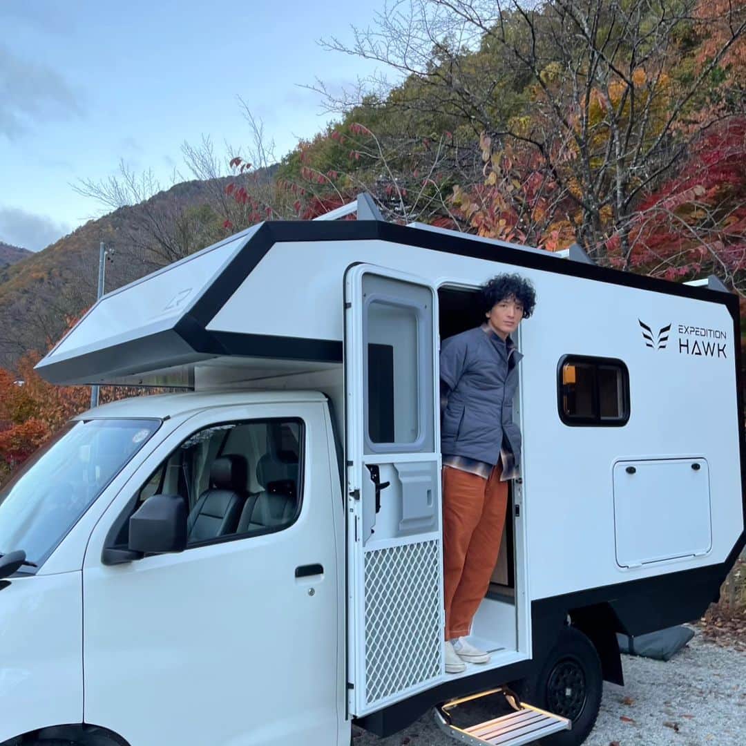 渡部豪太さんのインスタグラム写真 - (渡部豪太Instagram)「※情報解禁※ この度新たな旅人として BS−TBS『走る別荘! 車中泊の旅』🚗 レギュラーに加わることになりました。  車中泊が出来るカスタムカーを運転し、 日本各地の清流、名水、温泉やご当地名物料理、 伝統工芸品やスケートボードパークまで🛹 気になるところへ寄り道しまくります👀  「水」が大好きで、いつも水筒を持ち歩いているので、行く先々の名水を堪能するのも旅の楽しみにしたいと思ってます！ 是非、ご覧ください！！  BS-TBS 『走る別荘! 車中泊の旅』 　　　　[秋の長野・白馬連峰を巡る旅] 初回放送:12/1 金曜日　午後9:00~9:54  #走る別荘！車中泊の旅 #車中泊 #水 #温泉 #名水 #スケートボード」11月24日 10時09分 - gotawatabe