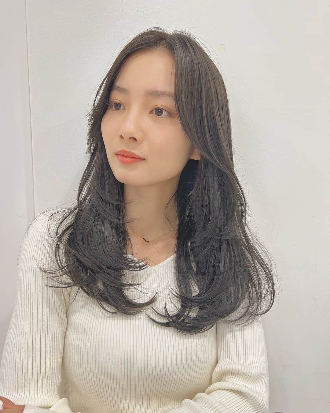 兼井遼のインスタグラム：「柔らかく透ける オリーブグレージュ＊ レイヤーもかわいいです✌︎  柔らかくほつれるヘア😌  ツヤのある 暗くても透明のある カラーならお任せください☺️  11月12月のご予約も まだまだお取りできます🙇🏻  ご質問などは コメントにてお問い合わせください！😌  #ケアカラー  #ヘアアレンジ  #ケアダブルカラー  #巻き方  #髪質改善カラー  #イルミナカラー  #ミルクティーベージュ #グレージュ  #ケアブリーチ  #ハイライトカラー  #ハイトーンカラー  #ブリーチ  #ダブルカラー   #インナーカラー  #オリーブアッシュ  #グラデーションカラー  #グレージュカラー  #ツヤトーン  #パーマ  #艶髪  #外国人風  #髪質改善トリートメント  #くびれヘア  #シースルーバング  #髪質改善  #ラベンダーグレージュ  #オリーブグレージュ  #トリートメント  #ヘアアクセサリー　#インナーハイライト」