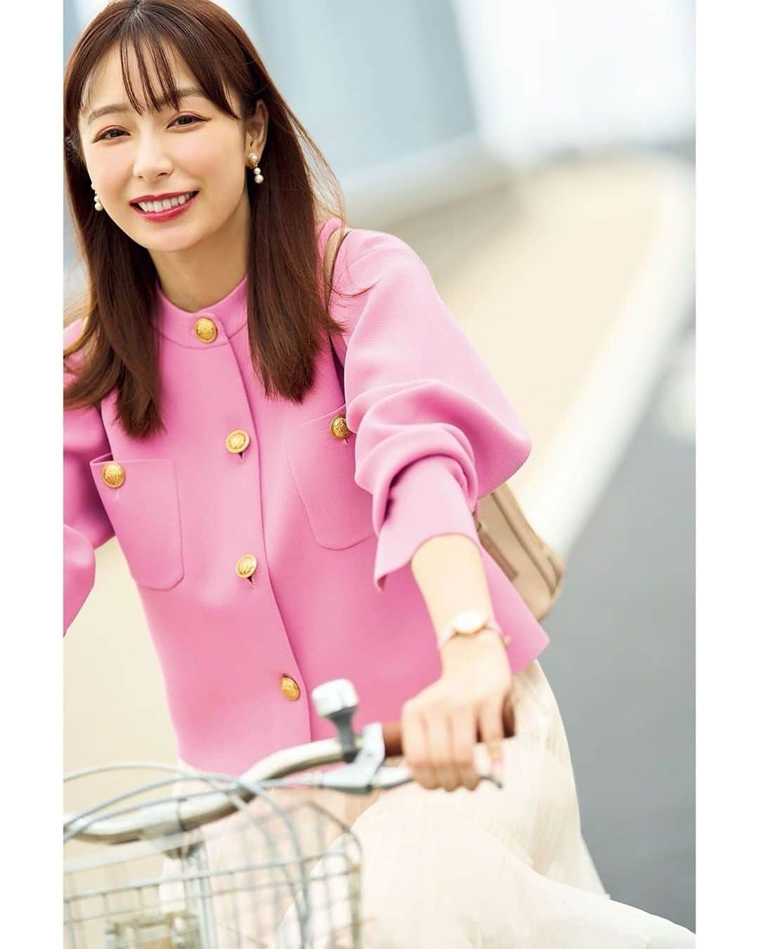 美人百花のインスタグラム：「11月24日《毎日レディコーデ》  このコーデにときめいたら🚴‍♀️をください✨  お天気の金曜は自転車通勤も捗る❗️ 月曜日なのか金曜なのか曜日の感覚が乱れそうな祝日翌日はピンクの服でもうひとがんばり🚴‍♂️🚴‍♂️  アイテムの詳細はこちら💁‍♀️  イヤリング￥8,800 #アンテプリマ 時計￥42,900 #コーチ ジャケット￥15,400 #アルページュ ストーリー　 スカート￥33,000 #Diagram  ☑️みんなのレディコーデ みなさんの今日のコーデを #みんなのレディコーデ をつけて投稿してください💛 素敵なコーデは、美人百花webサイト「美人百花.com」に掲載させていただきます。  #美人百花 #毎日レディコーデ #アラサーコーデ #フェミニンコーデ #美人百花コーデ #フェミニン好きと繋がりたい」