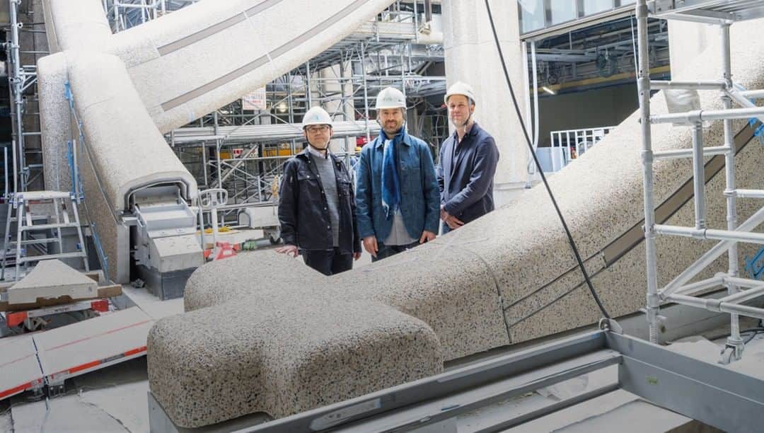 HILLS LIFE DAILYのインスタグラム：「特集｜11月24日 麻布台ヒルズ開業 HEATHERWICK STUDIO 〈麻布台ヒルズ〉の波打つ独特なデザインはいかに実現したのか？  プロフィールのURLから最新記事をチェック。  #麻布台ヒルズ #トーマスへザウィック」