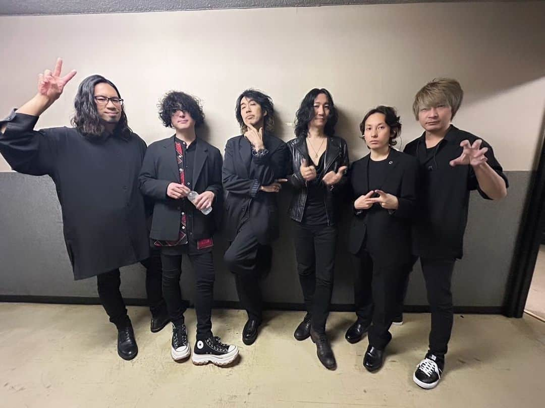 神田雄一朗のインスタグラム：「brainchild's@名古屋ダイアモンドホール🔸🕳️⚫️  素晴らしい景色と待ってましたの熱量。 ひとつ新しいステージにステップアップしたような感覚でした。  演者とスタッフのコミュニケーションも良い感じで 会場全体でグルーヴしてる感じが気持ちよくてシビれた！  個人的にはツアー初日の名古屋、そして明日の大阪がファイナル😭  真っ黒の男たちから放たれるロックを一緒に楽しみましょう！」