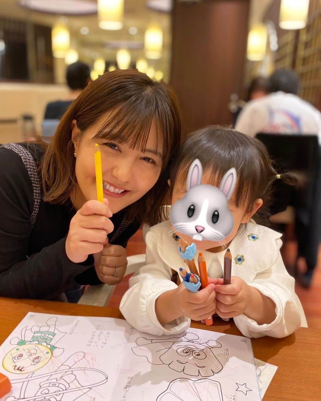 野中藍さんのインスタグラム写真 - (野中藍Instagram)「🐰🐻🐹  #勤労感謝の日  色鉛筆の隙間からこんにちはショット🥰 （最後にはママの色鉛筆はすべて娘に奪われました笑）  娘のサイズ感がシルヴァニアのお人形サイズで 可愛すぎました🥹  街はもうすっかりクリスマスで キラキラワクワクがたくさんありました🎅🎄🌟」11月24日 10時21分 - ai_nonaka