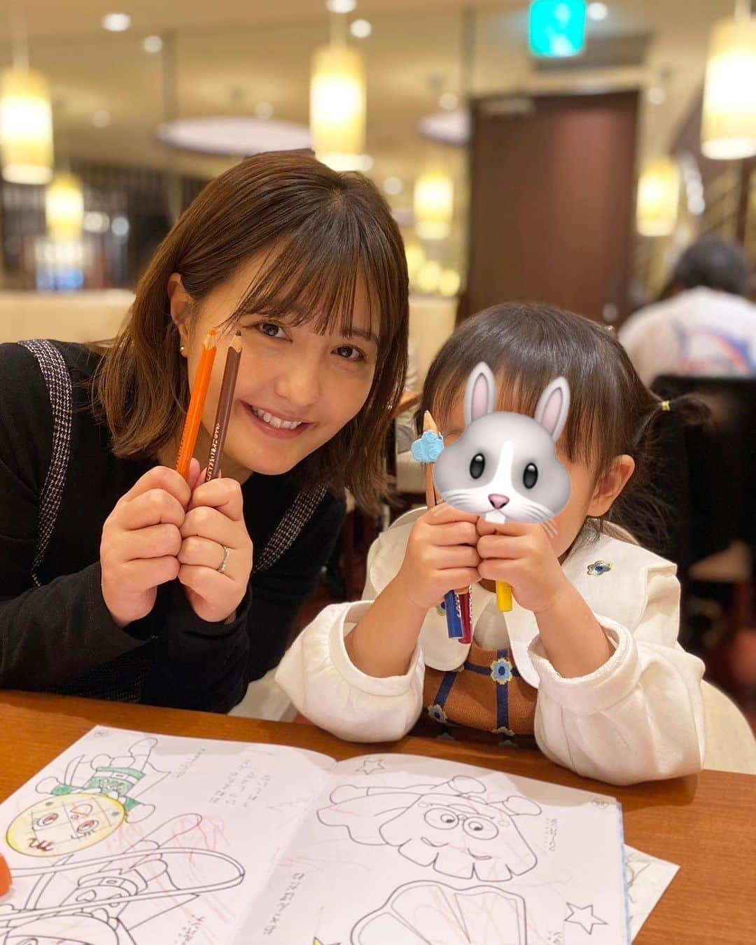 野中藍さんのインスタグラム写真 - (野中藍Instagram)「🐰🐻🐹  #勤労感謝の日  色鉛筆の隙間からこんにちはショット🥰 （最後にはママの色鉛筆はすべて娘に奪われました笑）  娘のサイズ感がシルヴァニアのお人形サイズで 可愛すぎました🥹  街はもうすっかりクリスマスで キラキラワクワクがたくさんありました🎅🎄🌟」11月24日 10時21分 - ai_nonaka