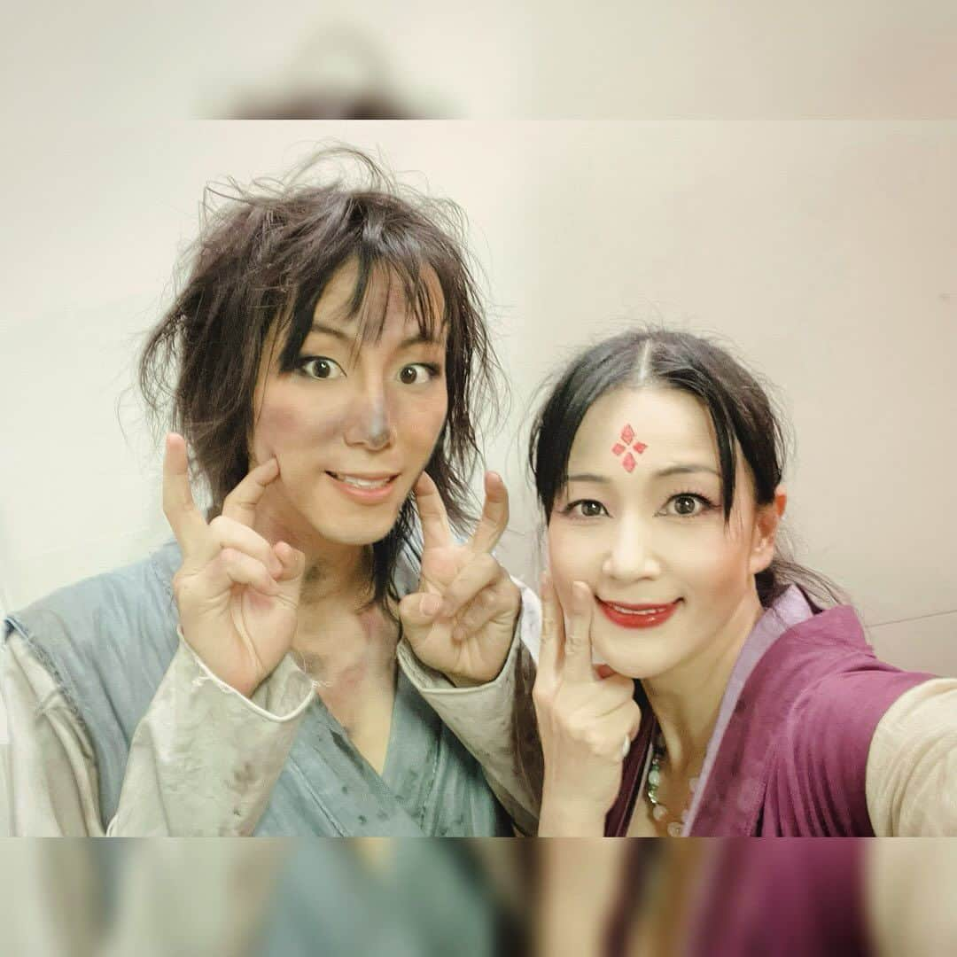 田中香子のインスタグラム：「さて劇場へ！  本日【１３時 開演】  まだ間に合います！！  公演直後に亜倉と。 二人ともボロボロです（笑） 私ツケマツゲ片方取れてます🤣  次郎役の南武さん、そして 映像撮影してくれた村井さんとは 2013年のシェイクスピア作品でも ご一緒でした。10年ぶり！ 感慨深いです✨  火チームの 伊万里・亜倉・次郎が観られるのは あと2回！絶対に見逃さないで♡  #火男の火 #伊万里の火」