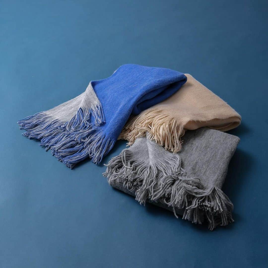 のインスタグラム：「_holiday item 🎄  リバーシブルストール　¥4,400 (BLUE×L.GY/GRAY×L.GY/BEIGE×IVO)  ＿＿＿＿＿＿＿＿＿＿＿＿＿＿＿＿＿＿＿＿＿＿＿＿  🎁ラッピング・ギフトBOX 無料 アーバンリサーチグループの各店舗では、ホリデーキャンペーン期間中ラッピング・ギフトBOXを無料で承ります。  実施期間：11月17日 (金) 〜 12月25日 (月)  ＿＿＿＿＿＿＿＿＿＿＿＿＿＿＿＿＿＿＿＿＿＿＿＿  #ur_welcome  #ありがとうをもらおう #holiday #ギフト#urbanresearch」