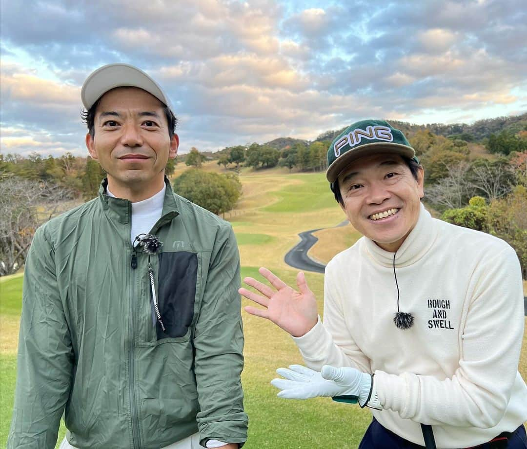 ホトゴルフ（蛍原徹）さんのインスタグラム写真 - (ホトゴルフ（蛍原徹）Instagram)「久々の夏以来の芸人さんゲスト！むっつりスケベのキングオブコントチャンピオン、どぶろっく森さんです。ニッチェ近藤さんからかなり熱心だという情報を入手。ゴルフをやっているシーンを見たことがない未知なる実力者です。飛距離は240ヤードのドローヒッター。近日公開です。今回コースはジャックニクラウス設計でメンテナンス最高！上総モナークさんで撮影させて頂きました！  @doburockmorishintaro  @kazusamonarch_cc」11月24日 10時26分 - hotogolf