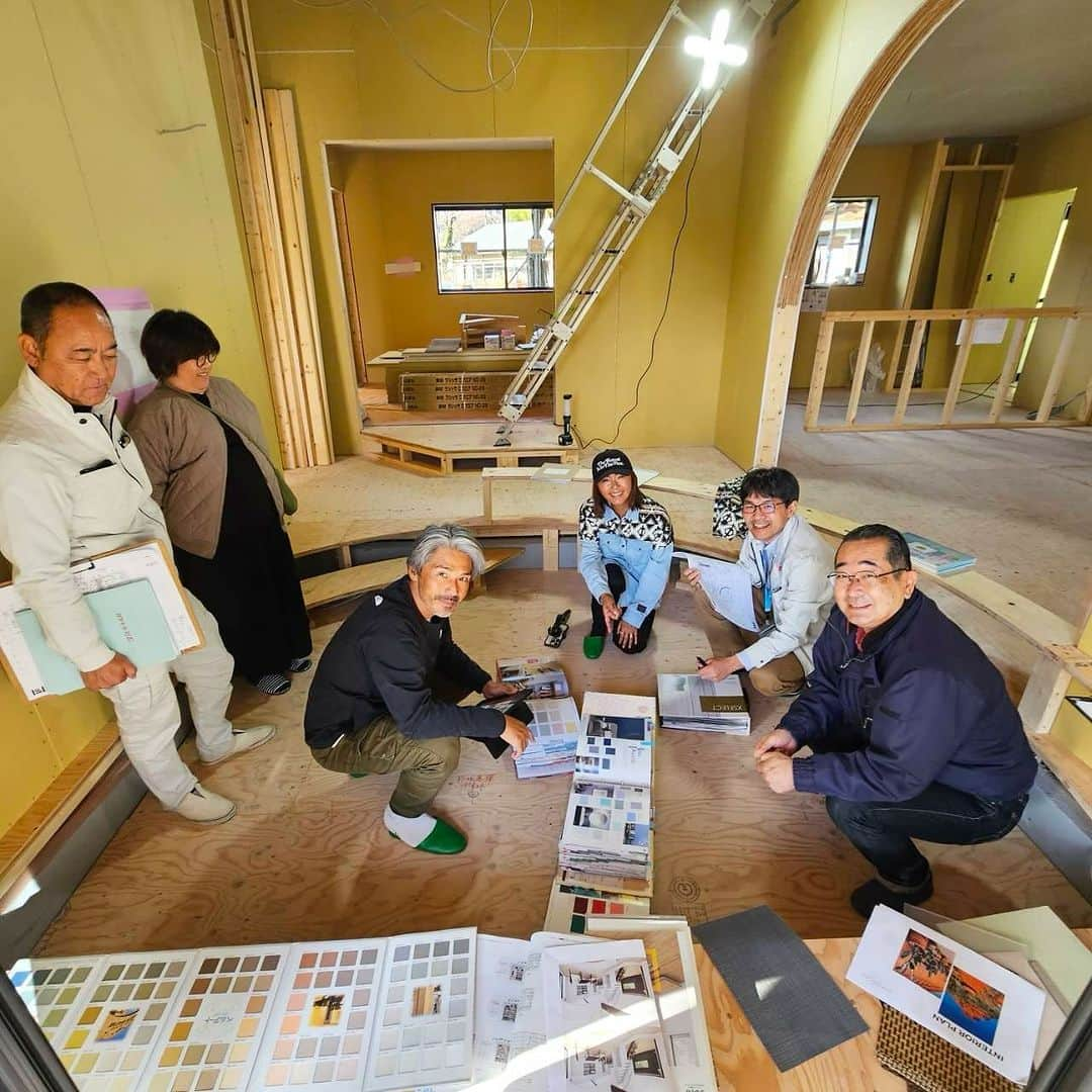 田中律子さんのインスタグラム写真 - (田中律子Instagram)「〜山の家を建てる🏠🙌🏼〜  GLホームさんがホントに丁寧に工事を進めてくれてます🙏 @gl_home_fc  @gl_home_maebashi  @lixil_official   デザイナーの岩切さんと　@kenichiroiwakiri みんなで工事の様子を見ながら、壁や床、タイルの色など最終決定‼️ HARVIAのサウナも無事に搬入🔥 お風呂も搬入されたし♨️  リビングのアーチがめちゃくちゃ可愛くて、我が家のアクセント🌈岩さんとデザインコンセプトを決めてアイデアを出して、紙の上や平面だったものを形にしていく、なんて最高なんだっ🔥悩んだり、考えたり、あーでもない、こーでもない、こんな時間があと少しだと思うと、寂しいやら嬉しいやら、色んな感情が🤭  0から物を作るってホントすごい👏🏼👏🏼👏🏼現場の大工さんのみなさん、GLホームのみなさん、関わってくれてる全てのみなさんにホント感謝しかないです🙏  パパ、おばーちゃん、この土地に住んでたひーおじーちゃん、ひーおばーちゃん、お空から見てますかーー❓やっとやっと、この土地にお家が建つよ🏠  #山の家  #山の家を建てる #glhome  #アメリカンハウス  #人が集まる家」11月24日 10時26分 - ri2kotanaka