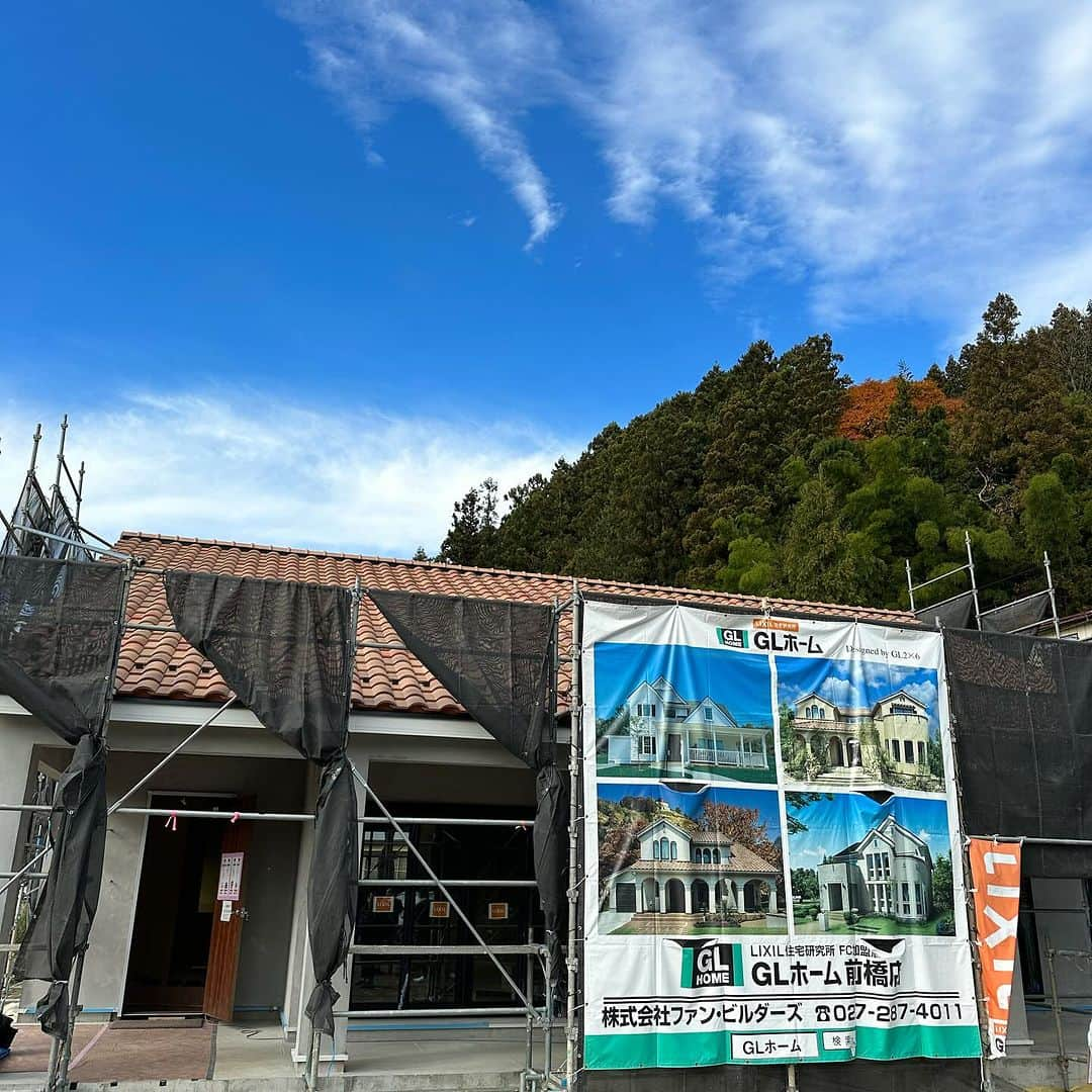 田中律子さんのインスタグラム写真 - (田中律子Instagram)「〜山の家を建てる🏠🙌🏼〜  GLホームさんがホントに丁寧に工事を進めてくれてます🙏 @gl_home_fc  @gl_home_maebashi  @lixil_official   デザイナーの岩切さんと　@kenichiroiwakiri みんなで工事の様子を見ながら、壁や床、タイルの色など最終決定‼️ HARVIAのサウナも無事に搬入🔥 お風呂も搬入されたし♨️  リビングのアーチがめちゃくちゃ可愛くて、我が家のアクセント🌈岩さんとデザインコンセプトを決めてアイデアを出して、紙の上や平面だったものを形にしていく、なんて最高なんだっ🔥悩んだり、考えたり、あーでもない、こーでもない、こんな時間があと少しだと思うと、寂しいやら嬉しいやら、色んな感情が🤭  0から物を作るってホントすごい👏🏼👏🏼👏🏼現場の大工さんのみなさん、GLホームのみなさん、関わってくれてる全てのみなさんにホント感謝しかないです🙏  パパ、おばーちゃん、この土地に住んでたひーおじーちゃん、ひーおばーちゃん、お空から見てますかーー❓やっとやっと、この土地にお家が建つよ🏠  #山の家  #山の家を建てる #glhome  #アメリカンハウス  #人が集まる家」11月24日 10時26分 - ri2kotanaka