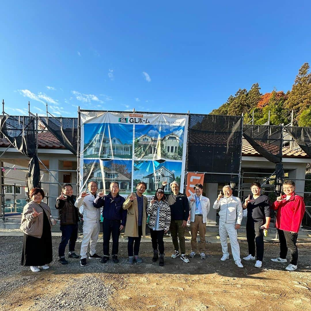 田中律子さんのインスタグラム写真 - (田中律子Instagram)「〜山の家を建てる🏠🙌🏼〜  GLホームさんがホントに丁寧に工事を進めてくれてます🙏 @gl_home_fc  @gl_home_maebashi  @lixil_official   デザイナーの岩切さんと　@kenichiroiwakiri みんなで工事の様子を見ながら、壁や床、タイルの色など最終決定‼️ HARVIAのサウナも無事に搬入🔥 お風呂も搬入されたし♨️  リビングのアーチがめちゃくちゃ可愛くて、我が家のアクセント🌈岩さんとデザインコンセプトを決めてアイデアを出して、紙の上や平面だったものを形にしていく、なんて最高なんだっ🔥悩んだり、考えたり、あーでもない、こーでもない、こんな時間があと少しだと思うと、寂しいやら嬉しいやら、色んな感情が🤭  0から物を作るってホントすごい👏🏼👏🏼👏🏼現場の大工さんのみなさん、GLホームのみなさん、関わってくれてる全てのみなさんにホント感謝しかないです🙏  パパ、おばーちゃん、この土地に住んでたひーおじーちゃん、ひーおばーちゃん、お空から見てますかーー❓やっとやっと、この土地にお家が建つよ🏠  #山の家  #山の家を建てる #glhome  #アメリカンハウス  #人が集まる家」11月24日 10時26分 - ri2kotanaka