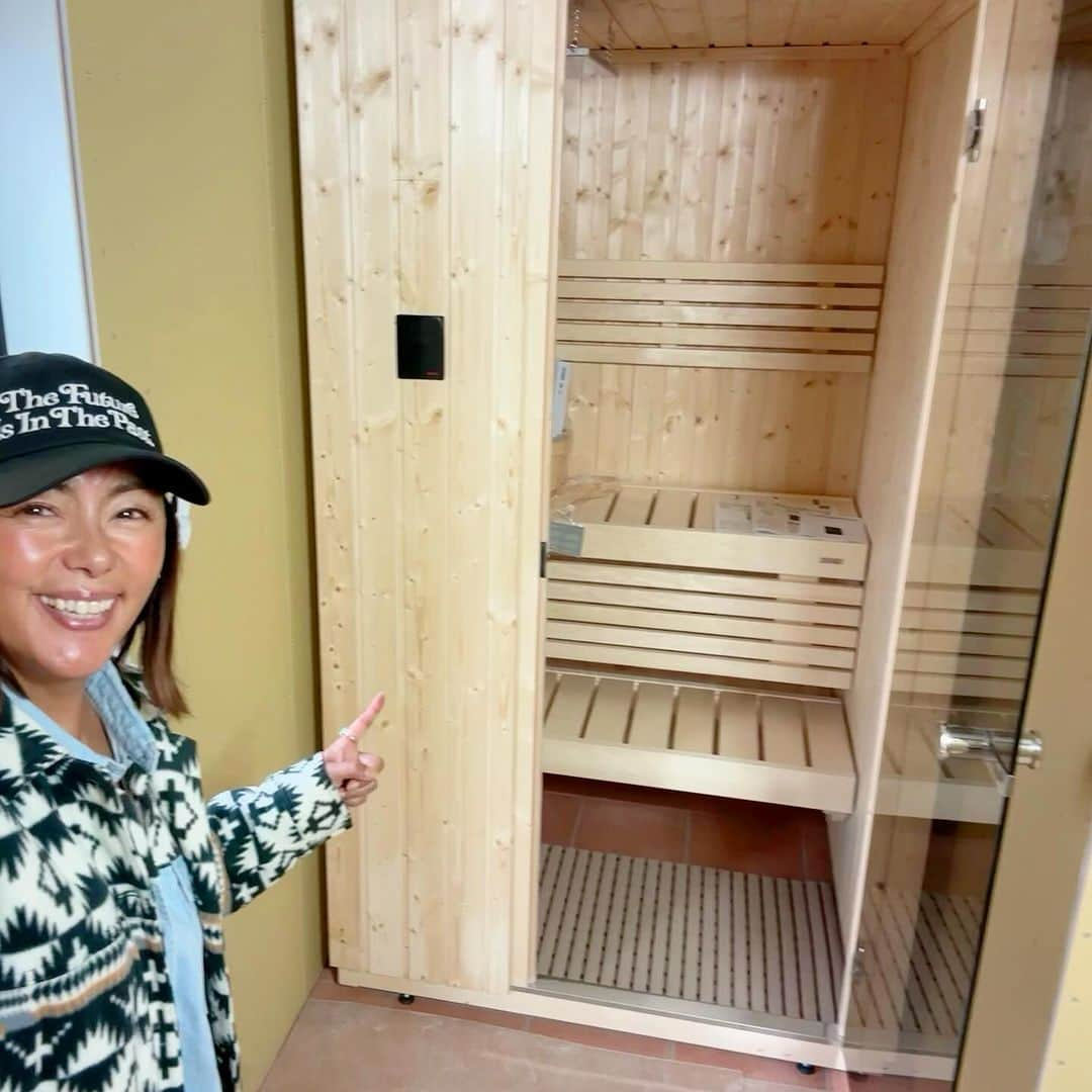 田中律子のインスタグラム：「〜山の家を建てる🏠🙌🏼〜  GLホームさんがホントに丁寧に工事を進めてくれてます🙏 @gl_home_fc  @gl_home_maebashi  @lixil_official   デザイナーの岩切さんと　@kenichiroiwakiri みんなで工事の様子を見ながら、壁や床、タイルの色など最終決定‼️ HARVIAのサウナも無事に搬入🔥 お風呂も搬入されたし♨️  リビングのアーチがめちゃくちゃ可愛くて、我が家のアクセント🌈岩さんとデザインコンセプトを決めてアイデアを出して、紙の上や平面だったものを形にしていく、なんて最高なんだっ🔥悩んだり、考えたり、あーでもない、こーでもない、こんな時間があと少しだと思うと、寂しいやら嬉しいやら、色んな感情が🤭  0から物を作るってホントすごい👏🏼👏🏼👏🏼現場の大工さんのみなさん、GLホームのみなさん、関わってくれてる全てのみなさんにホント感謝しかないです🙏  パパ、おばーちゃん、この土地に住んでたひーおじーちゃん、ひーおばーちゃん、お空から見てますかーー❓やっとやっと、この土地にお家が建つよ🏠  #山の家  #山の家を建てる #glhome  #アメリカンハウス  #人が集まる家」