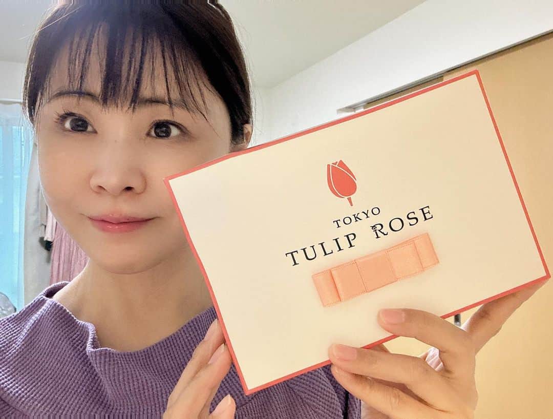 島香織のインスタグラム：「東京のクライアント様から 可愛いお菓子いただきました🌷 【TOKYO TULIP ROSE 】 チューリップがモチーフになっているので富山にちなんだお菓子かと思っていたら、 全然関係なさそうです😆 美しすぎて食べるのがもったいないよね☺️」