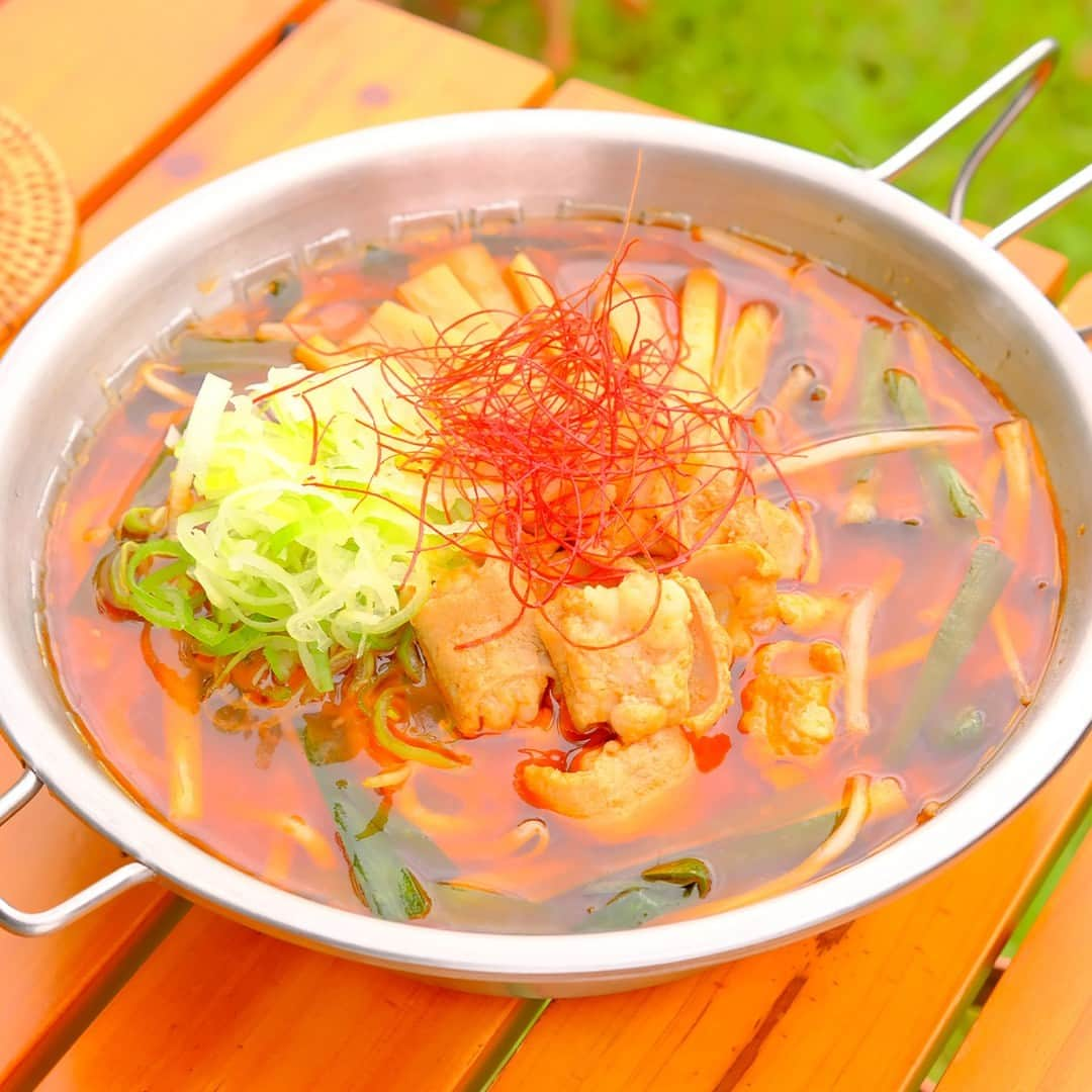 エバラ食品さんのインスタグラム写真 - (エバラ食品Instagram)「食べたいと思った人は🍜（ラーメン）で教えてください！ . 寒い日にガッツリ食べたい！ 【ピリ辛ホルモンラーメン】 . 北海道の旭川エリアで人気のメニューを、アウトドア向けにアレンジしました！ 熱々スープでガッツリとした味わいのラーメンは、秋冬のキャンプにぴったりです。もちろんおうちごはんにも、どうぞ♪ . ＜材料2人分＞ 中華麺(ゆで)　2玉 牛モツ(小腸がおすすめ)　300g もやし　1袋(約200g) ニラ(4～5cmに切る)　1束 エバラプチッと鍋 キムチ鍋　3個 ごま油　大さじ1 水　600ml 長ねぎ(小口切り)、メンマ、糸唐辛子　適宜 . ＜作り方＞ 【1】ジッパー付きのポリエチレン袋に牛モツを入れ、「プチッと鍋」1個とごま油を加えて袋の上からもみ込み、冷蔵庫で30分以上漬け込みます。(時間外) 【2】鍋に【1】を漬けだれごと入れてから弱火にかけ、途中で転がしながら、脂が出てくるまでよく炒めます。 【3】中火にして、もやしとニラを加えてさっと炒め合わせ、水を加えて煮込みます。 【4】煮立ったら「プチッと鍋」2個を入れ、中華麺を加えてひと煮立ちしたら、できあがりです。 ※お好みで長ねぎやメンマ、糸唐辛子をトッピングしてお召しあがりください。 ※表面に油膜が張ってスープが熱くなっています。喫食時のやけどにご注意ください。」11月24日 16時30分 - ebarafoods