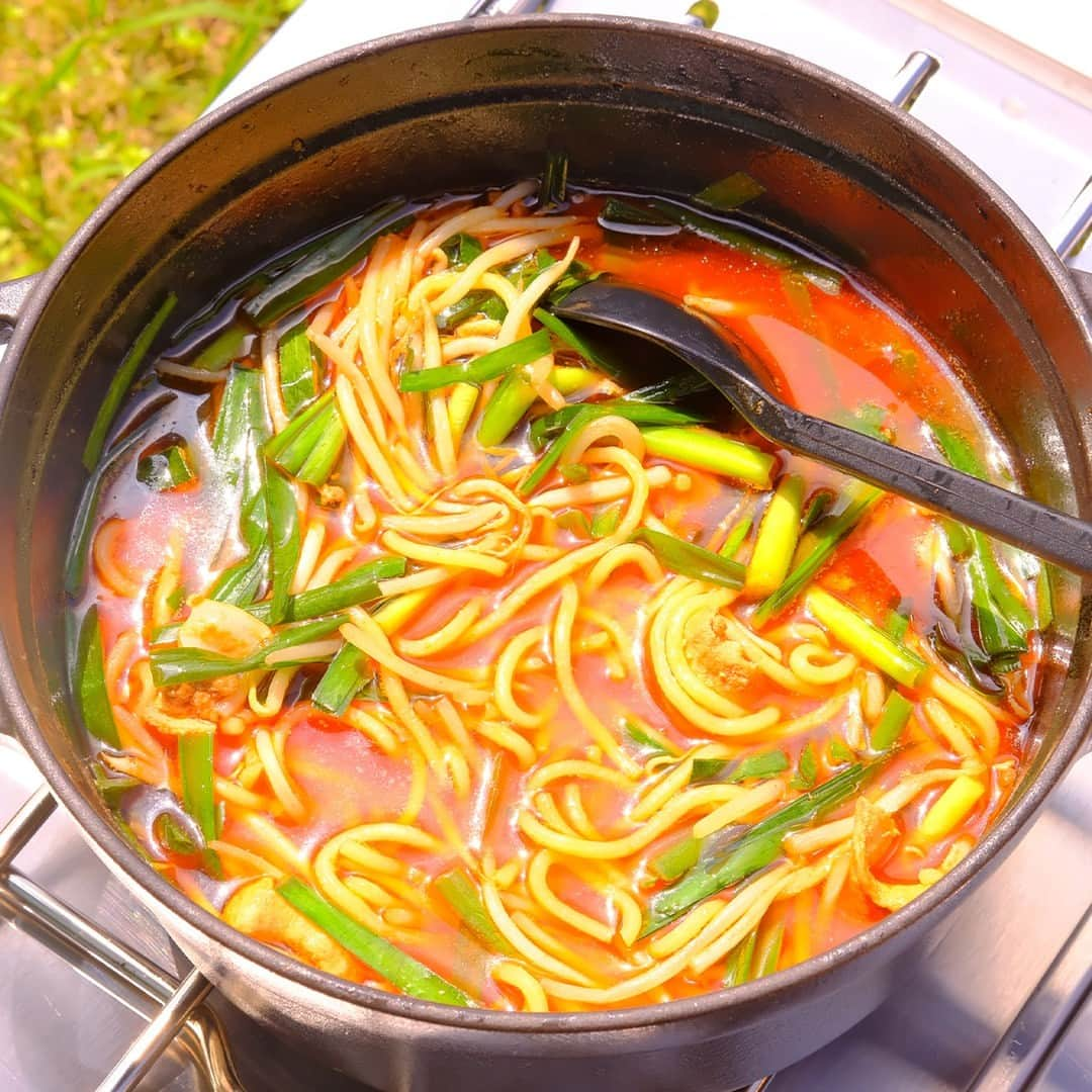 エバラ食品さんのインスタグラム写真 - (エバラ食品Instagram)「食べたいと思った人は🍜（ラーメン）で教えてください！ . 寒い日にガッツリ食べたい！ 【ピリ辛ホルモンラーメン】 . 北海道の旭川エリアで人気のメニューを、アウトドア向けにアレンジしました！ 熱々スープでガッツリとした味わいのラーメンは、秋冬のキャンプにぴったりです。もちろんおうちごはんにも、どうぞ♪ . ＜材料2人分＞ 中華麺(ゆで)　2玉 牛モツ(小腸がおすすめ)　300g もやし　1袋(約200g) ニラ(4～5cmに切る)　1束 エバラプチッと鍋 キムチ鍋　3個 ごま油　大さじ1 水　600ml 長ねぎ(小口切り)、メンマ、糸唐辛子　適宜 . ＜作り方＞ 【1】ジッパー付きのポリエチレン袋に牛モツを入れ、「プチッと鍋」1個とごま油を加えて袋の上からもみ込み、冷蔵庫で30分以上漬け込みます。(時間外) 【2】鍋に【1】を漬けだれごと入れてから弱火にかけ、途中で転がしながら、脂が出てくるまでよく炒めます。 【3】中火にして、もやしとニラを加えてさっと炒め合わせ、水を加えて煮込みます。 【4】煮立ったら「プチッと鍋」2個を入れ、中華麺を加えてひと煮立ちしたら、できあがりです。 ※お好みで長ねぎやメンマ、糸唐辛子をトッピングしてお召しあがりください。 ※表面に油膜が張ってスープが熱くなっています。喫食時のやけどにご注意ください。」11月24日 16時30分 - ebarafoods