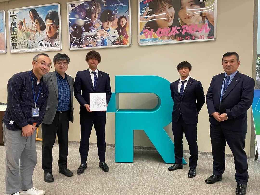 ROASSO KUMAMOTOさんのインスタグラム写真 - (ROASSO KUMAMOTOInstagram)「＼ #ロアッソ熊本 パートナー企業訪問🏢／ #RKK #熊本放送 様へ #田代琉我 選手 #東山達稀 選手が、今季終了のご報告とご支援への御礼で訪問させていただきました。 RKK 熊本放送様、今シーズンもご支援、ご声援、そしてロアッソ熊本の報道、ありがとうございました！」11月24日 10時33分 - roassokumamoto_official