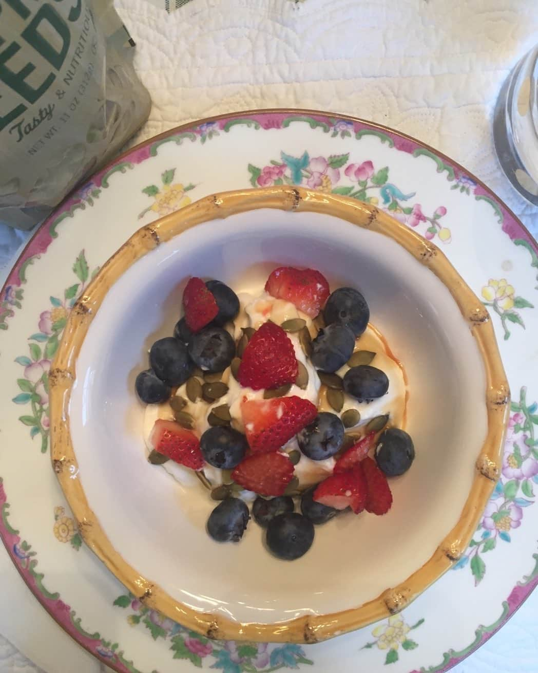 スーザン・ルッチさんのインスタグラム写真 - (スーザン・ルッチInstagram)「Don’t forget to put yourself on your “to-do” list!!! Hectic Holiday season in full swing—healthy start with a heart-healthy breakfast❤️❤️❤️ @AHA @goredforwomen  @greatformentoo」11月24日 10時34分 - therealsusanlucci