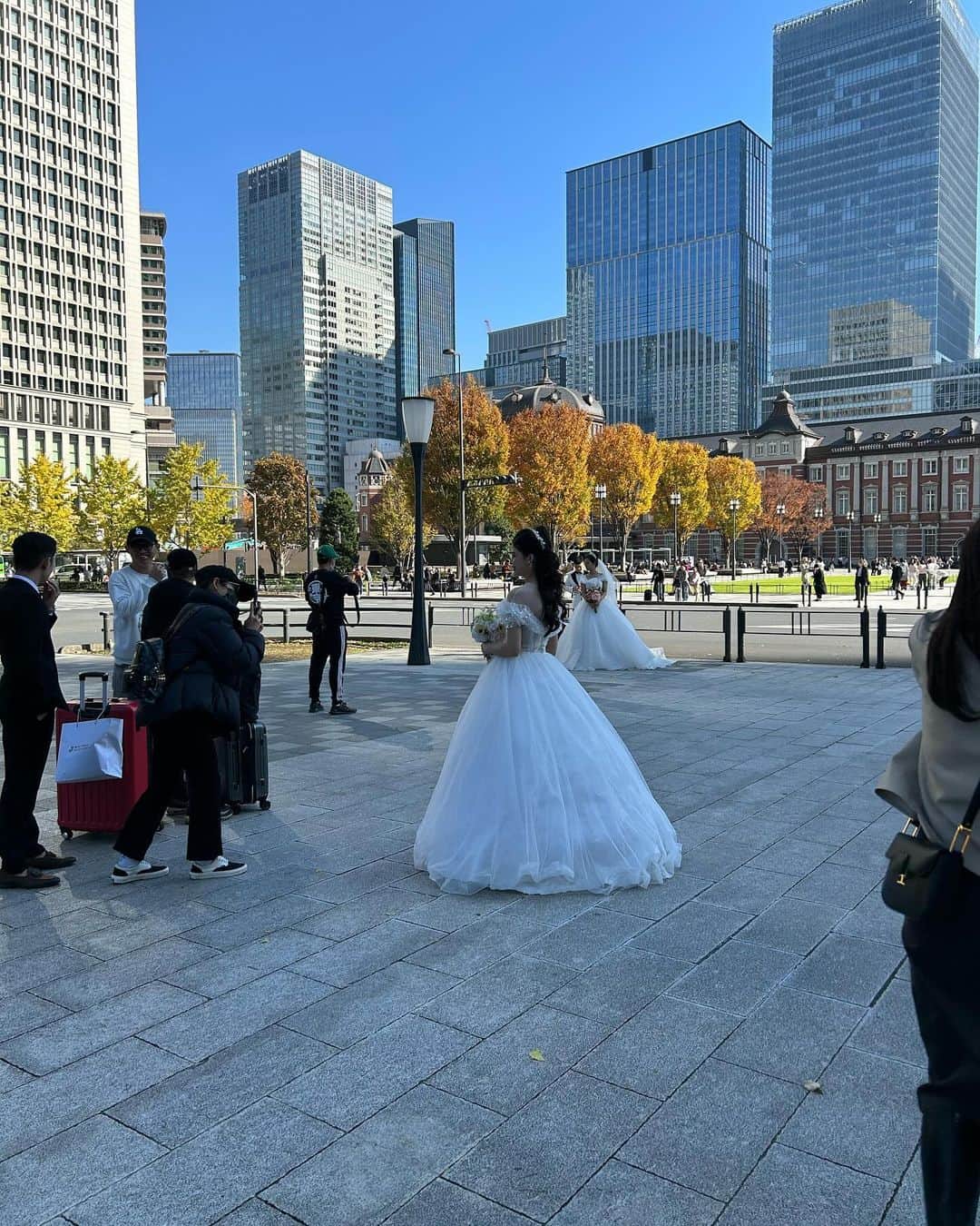 南美希子さんのインスタグラム写真 - (南美希子Instagram)「講演「老けない人ほどよく喋る」風景&新幹線に乗る前に見かけた朝の丸の内風景。 いつのまにか東京駅をバックにしたブライダル写真がブームになっているようです。 そう言えば「地味婚ブーム」に乗っかってウエディングドレスを着ていなかった。まだチャンスはあるのだろうか🤔 #老けない人ほどよく喋る #東京駅丸の内 #ブライダル写真」11月24日 10時50分 - mikiko_minami