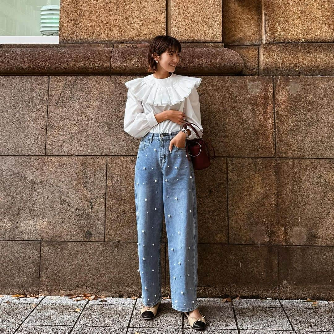 美生さんのインスタグラム写真 - (美生Instagram)「pearl denim📝 ⁡ お気に入りの @ohgaofficial のブラウス♡  ⁡ お写真とは全く関係がないのですが 今週は家族5人全員体調を崩しました🦠 こんなにずっとお家の中にいることって なかなかない👨🏻👩🏻👧🏻👧🏻👦🏻 ⁡ 先日夫婦揃って ふらっふらで病院へ🏥 ⁡ 鼻の検査を免れたい我々は 長女がインフルだったから 検査しなくてもインフルだろうと 先生に伝えたものの もちろん検査することに😷 ⁡ 先に主人の検査をしてもらい 陽性だったら私も検査しなくても 陽性だろうから検査免れられるかなって 思ってたら まさかの主人は陰性で🙉なんてこった ⁡ ほな私も陰性ですかねぇって言うてみたけど しっかり両鼻いかれまして 私はインフルでした😷 ⁡ 私が高熱でフラフラのなか ピンピンしていた次女と長男が 謎の嘔吐を繰り返し 冷えピタ貼りまくって 大量の洗濯と片付けをして🫠 ⁡ ⁡ 長くなりましたが みんな元気になりました⛄️ 元気が1番だね☝️ ⁡ ⁡ 皆様もお身体にはお気をつけて♡ 温かくして週末お過ごしください✨ ⁡ ⁡ ⁡」11月24日 10時50分 - miolly___