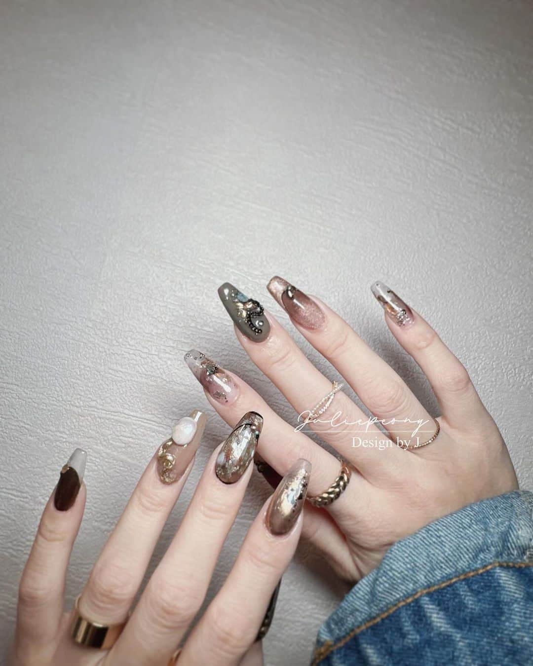juliepeonyのインスタグラム：「11月の爪💅 My nail 🤎🌰🍂 - 用顏色詮釋自己對秋日的喜愛。 Let life be beautiful like summer flowers and death like autumn leaves.  ___________________________  茱莉牡丹ˎ ᴊᴜʟɪᴇᴘᴇᴏɴʏ ☽   ✎𓈒 完全予約制⸜ 教學 ⁡ 凝膠予約/課程諮詢 ▸ 官方帳號 @juliepeony」