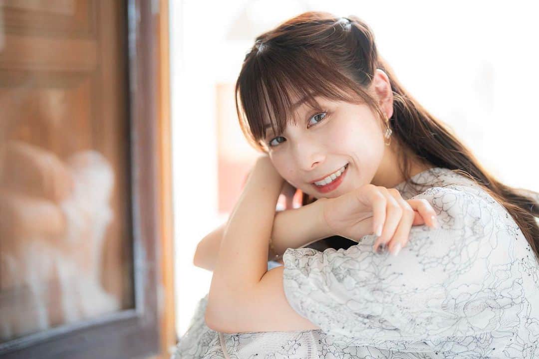 松雪彩花のインスタグラム：「秋に撮影したカレンダー。 別ショットをちまちま上げていきます…♡ この日は気温が高くて、汗だくでした。 まだカレンダーを用意していない方は、Amazonからチェックです…🫢💡」