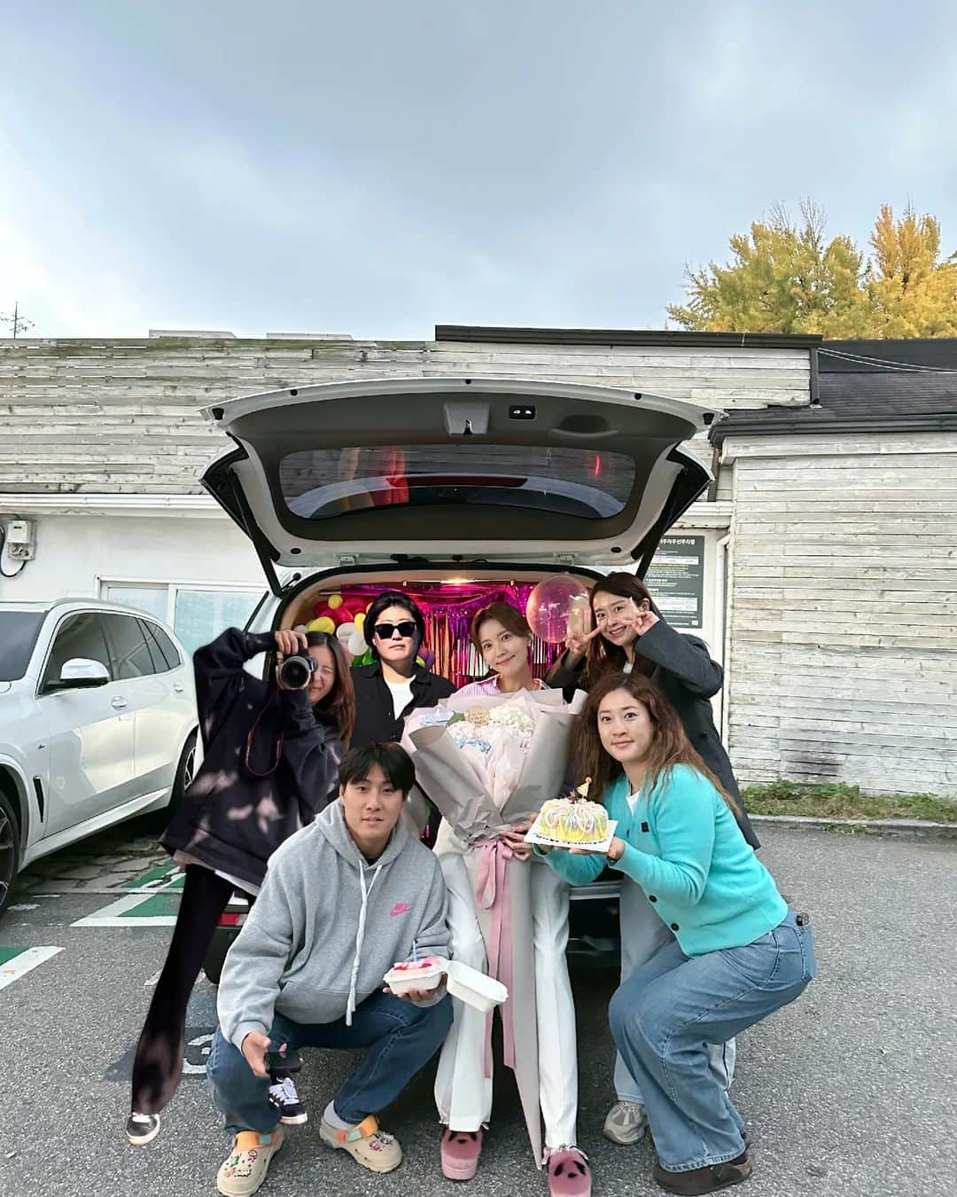 チョン・シアのインスタグラム：「사랑하는 나의 스탭들♥️ 많이 부족한 나인데... 정말 고마워요🙏  아! 매니져 우식씨는 실물이 훨씬 잘생겼습니당🙈  #열녀박씨계약결혼뎐」