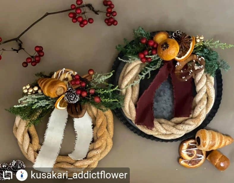 笹塚駅のパン屋さん オパンのインスタグラム：「#Repost @kusakari_addictflower   • • • • • • . ＼12/3 Sunday 10:00-16:00／  オパン１day flower shop 開催決定！ @opan_bakery × @kusakari_addictflower  お久しぶりの1日花屋です クリスマスリースやスワッグなど 主にクリスマスアイテムを販売予定  それに先駆けて11/29よりオパンさん店頭にて 〈 OPAN × KUSAKARI 🥖コラボパンリース’23 〉 販売開始いたします！  数量限定 2,800yen (税込) ーーーーーーーーーーーーー  去年できなかったコラボパンリース 今年もお声がけいただき只今一つひとつ心を込めて制作中です  ※リースベース、パンのオーナメントは食用ではありませんが 本物のパンの生地でできています(オパンさん手作り) そのため個体差や若干のひび割れなどがあります 落とすと割れてしまいますのでご注意ください  ※グリーンはフレッシュな針葉樹を使用します 毎年飾るというよりは今シーズン楽しんでいただく商品です そのためお正月まで飾れるようなデザインを意識しています  一つひとつオーナメントや形も違うので お気に入りを見つけて飾っていただけると嬉しいです！」