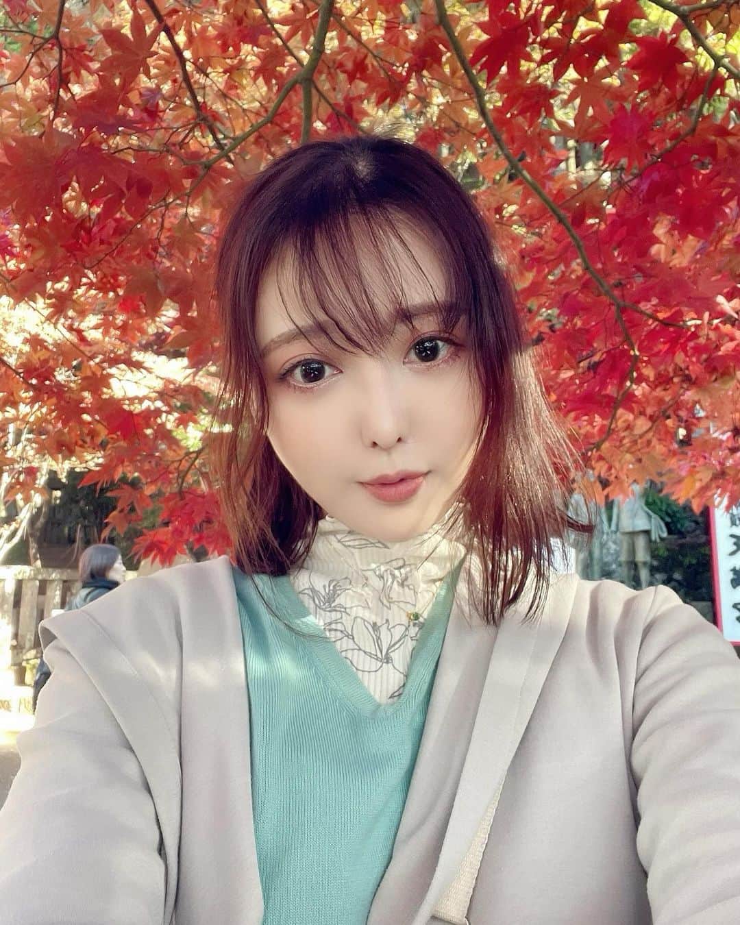 亜羽音のインスタグラム：「紅葉🍁といっしょに📷😉  少しは秋らしいことできてよかった😅  #紅葉スポット #紅葉 #自撮り#観光スポット #秋 #パワースポット #私服」