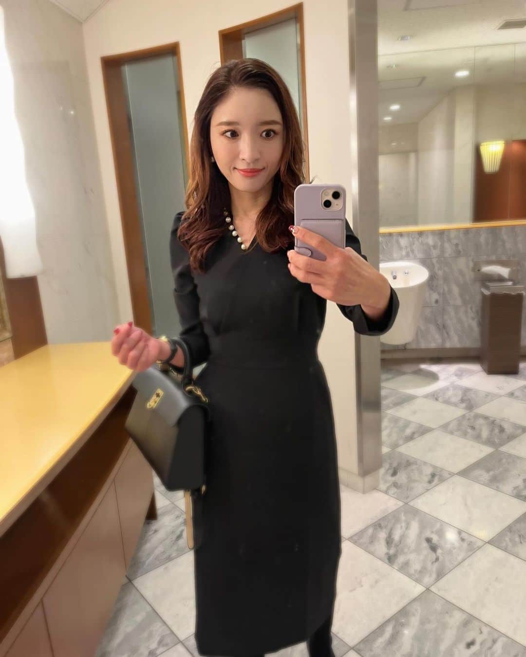 AriizumiEmaのインスタグラム：「昨日のコーディネート。 7回忌に行ってきました。 久しぶりの御前崎市でした！ やっぱり幼少期の夏休みが詰まっている場所なので、懐かしかったです！必ず買う🐢かめや本店の亀まんじゅうも買えました🩷  コーディネートは、  #dress #lialaog @lialapg  #outer @primascherrer  #bag @cafune.official   でした。  ☑️ワンピース、コートは楽天ルームに載せています。 ストーリーに楽天ルームのリンクを貼りました💕  #fashion#ootd#codinate#instafashion #コーディネート#アラフォー#アラサー#アラフィフ #大人コーデ #お仕事コーデ  #大人ファッション #大人可愛い #韓国ファッション#綺麗めコーデ#きれいめコーデ#カチューシャ#プチプラコーデ#50歳コーデ」