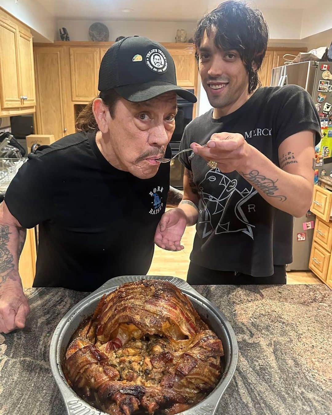 ダニー・トレホさんのインスタグラム写真 - (ダニー・トレホInstagram)「I hope everybody’s thanksgiving is as happy as mine! @gilberttrejo38 with another amazing turkey 🦃」11月24日 10時59分 - officialdannytrejo