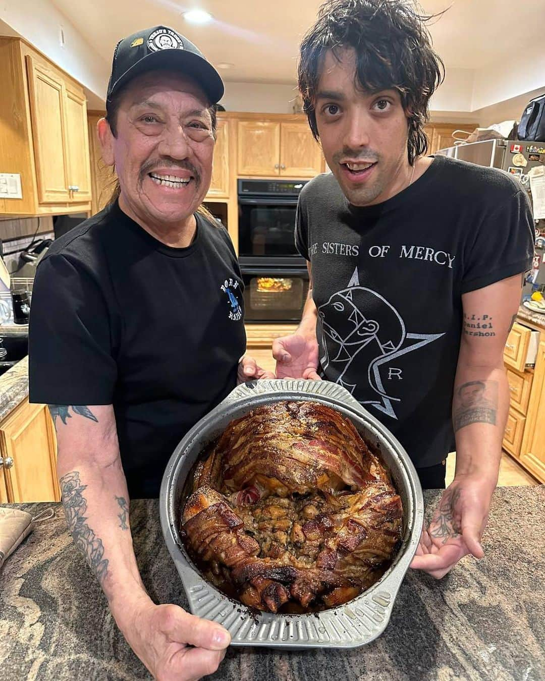 ダニー・トレホのインスタグラム：「I hope everybody’s thanksgiving is as happy as mine! @gilberttrejo38 with another amazing turkey 🦃」