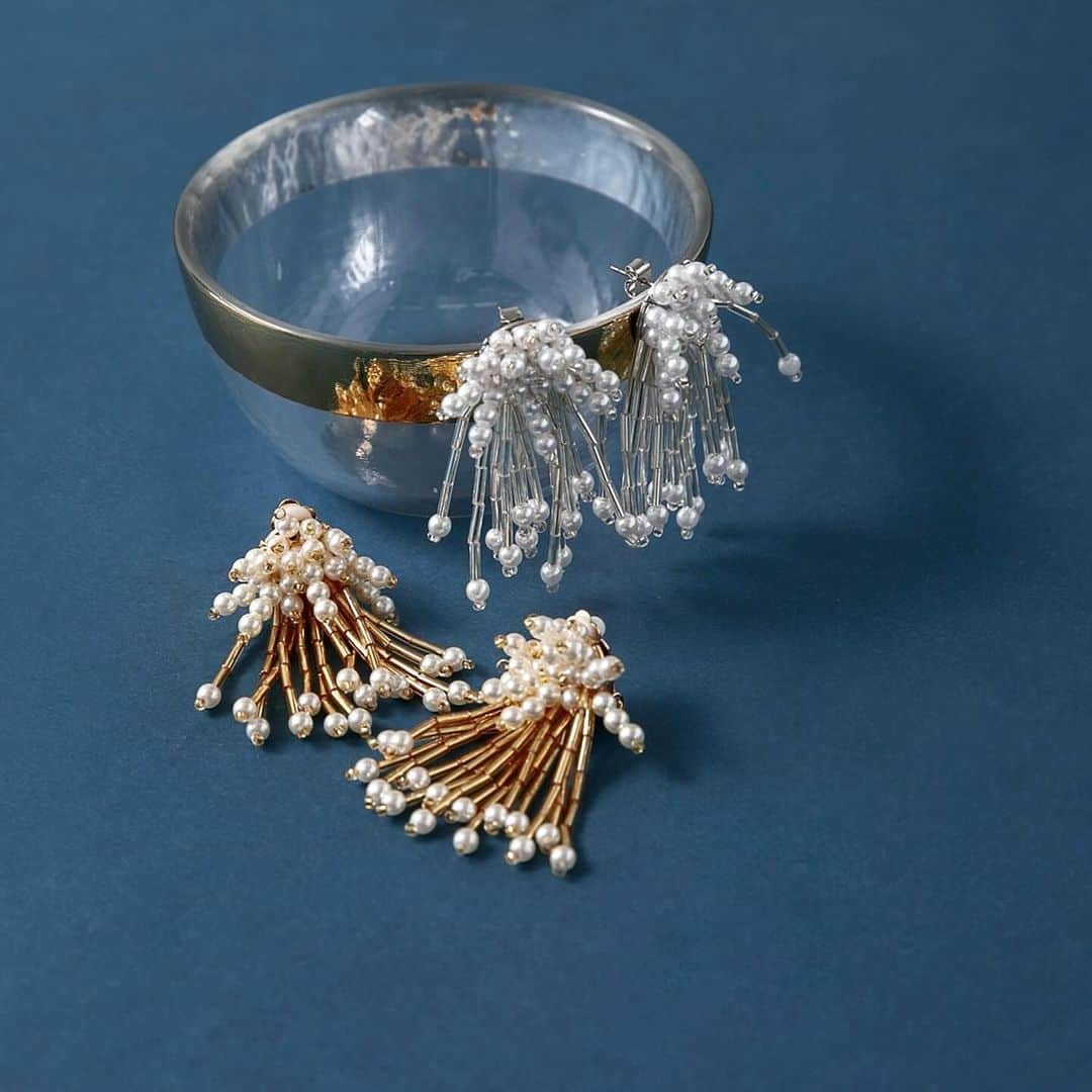 のインスタグラム：「_holiday item 🎄  パールイヤリング ¥4,400 (SILVER/GOLD)  パールピアス　¥4,400 (SILVER/GOLD)  ＿＿＿＿＿＿＿＿＿＿＿＿＿＿＿＿＿＿＿＿＿＿＿＿  🎁ラッピング・ギフトBOX 無料 アーバンリサーチグループの各店舗では、ホリデーキャンペーン期間中ラッピング・ギフトBOXを無料で承ります。  実施期間：11月17日 (金) 〜 12月25日 (月)  ＿＿＿＿＿＿＿＿＿＿＿＿＿＿＿＿＿＿＿＿＿＿＿＿  #ur_welcome  #ありがとうをもらおう #holiday #ギフト#urbanresearch」