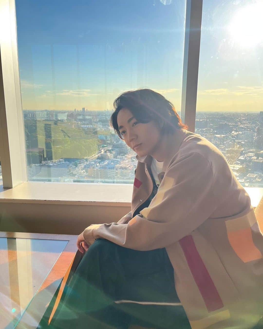 長妻怜央さんのインスタグラム写真 - (長妻怜央Instagram)「ブラックファミリアが終盤に差し掛かってきましたね！  犯人は誰なんだぁ。。。  リリアちゃんをあんな酷い殺し方して、、、、  誰よりも早く犯人を見つけ出して復讐してやる！！  そんな気持ちで見てます。  そして、昨日のブラックファミリア8話の放送後からHuluさんでオリジナルストーリーの８．5話が独占配信です！  Huluさん。いつもありがとうございます！！！  これを見ていただければ、 ブラックファミリアの楽しさ 増し増しです！！  ぜひ見てみてくださーい！  #ブラックファミリア」11月24日 10時51分 - leo_minaraiyushya