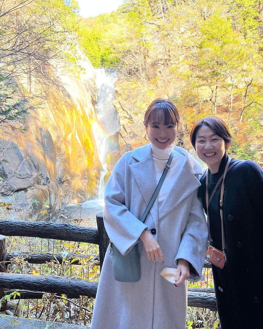 SHUUBIさんのインスタグラム写真 - (SHUUBIInstagram)「友達に会いに山梨県へ！！！ @chihomichihomi  千宝美ちゃんありがとう！！！  20代の頃からのシンガーソングライター仲間。 昔は偶然にも同じ駅に住んでいたりしていろんな話をしたなぁ。 音楽の話、仕事の苦労話、恋の話。。🫣 そんな彼女が山梨県に住んでから、まだ一度も行けてなかった。やっと！！！ 千宝美ちゃんのラジオ番組に呼んでもらったりしたのは2年前。。それ以来！？連絡はちょこちょことって話はしているたけど、、、やっぱり会えると嬉しいな。  千宝美ちゃんが案内してくれたのが 初の #昇仙峡　美しすぎる紅葉🍁全身に吸い込んだ空気はピンとしてとっても良い香りがしました。 もう夢のように美しくて最高！ 滝には虹がかかってた。 富士山は言うことなしに圧倒的でした。  写真は撮ったり撮られたり😆楽しい。 （わたしは彼女の撮る写真のファンなのです）  今回の旅行、一度の投稿では収まらないので 次回に続きます🤭😆  #最高のリフレッシュ　#友達 #ありがとう #紅葉  #甲府 #紅葉 #ドライブ #散策 #紅葉シーズン #紅葉デート #散策 #富士山 #昇仙峡ロープウェイ #シンガーソングライター #ピアノ弾き語り #千宝美 #shuubi」11月24日 10時52分 - shuubihidemi