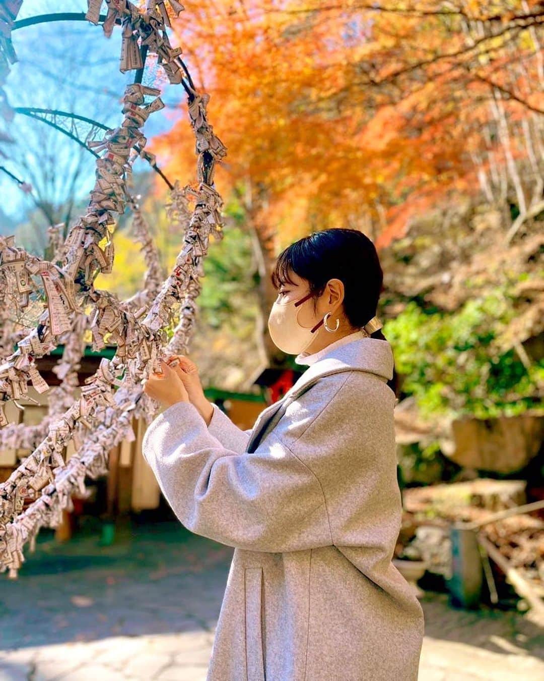 SHUUBIさんのインスタグラム写真 - (SHUUBIInstagram)「友達に会いに山梨県へ！！！ @chihomichihomi  千宝美ちゃんありがとう！！！  20代の頃からのシンガーソングライター仲間。 昔は偶然にも同じ駅に住んでいたりしていろんな話をしたなぁ。 音楽の話、仕事の苦労話、恋の話。。🫣 そんな彼女が山梨県に住んでから、まだ一度も行けてなかった。やっと！！！ 千宝美ちゃんのラジオ番組に呼んでもらったりしたのは2年前。。それ以来！？連絡はちょこちょことって話はしているたけど、、、やっぱり会えると嬉しいな。  千宝美ちゃんが案内してくれたのが 初の #昇仙峡　美しすぎる紅葉🍁全身に吸い込んだ空気はピンとしてとっても良い香りがしました。 もう夢のように美しくて最高！ 滝には虹がかかってた。 富士山は言うことなしに圧倒的でした。  写真は撮ったり撮られたり😆楽しい。 （わたしは彼女の撮る写真のファンなのです）  今回の旅行、一度の投稿では収まらないので 次回に続きます🤭😆  #最高のリフレッシュ　#友達 #ありがとう #紅葉  #甲府 #紅葉 #ドライブ #散策 #紅葉シーズン #紅葉デート #散策 #富士山 #昇仙峡ロープウェイ #シンガーソングライター #ピアノ弾き語り #千宝美 #shuubi」11月24日 10時52分 - shuubihidemi