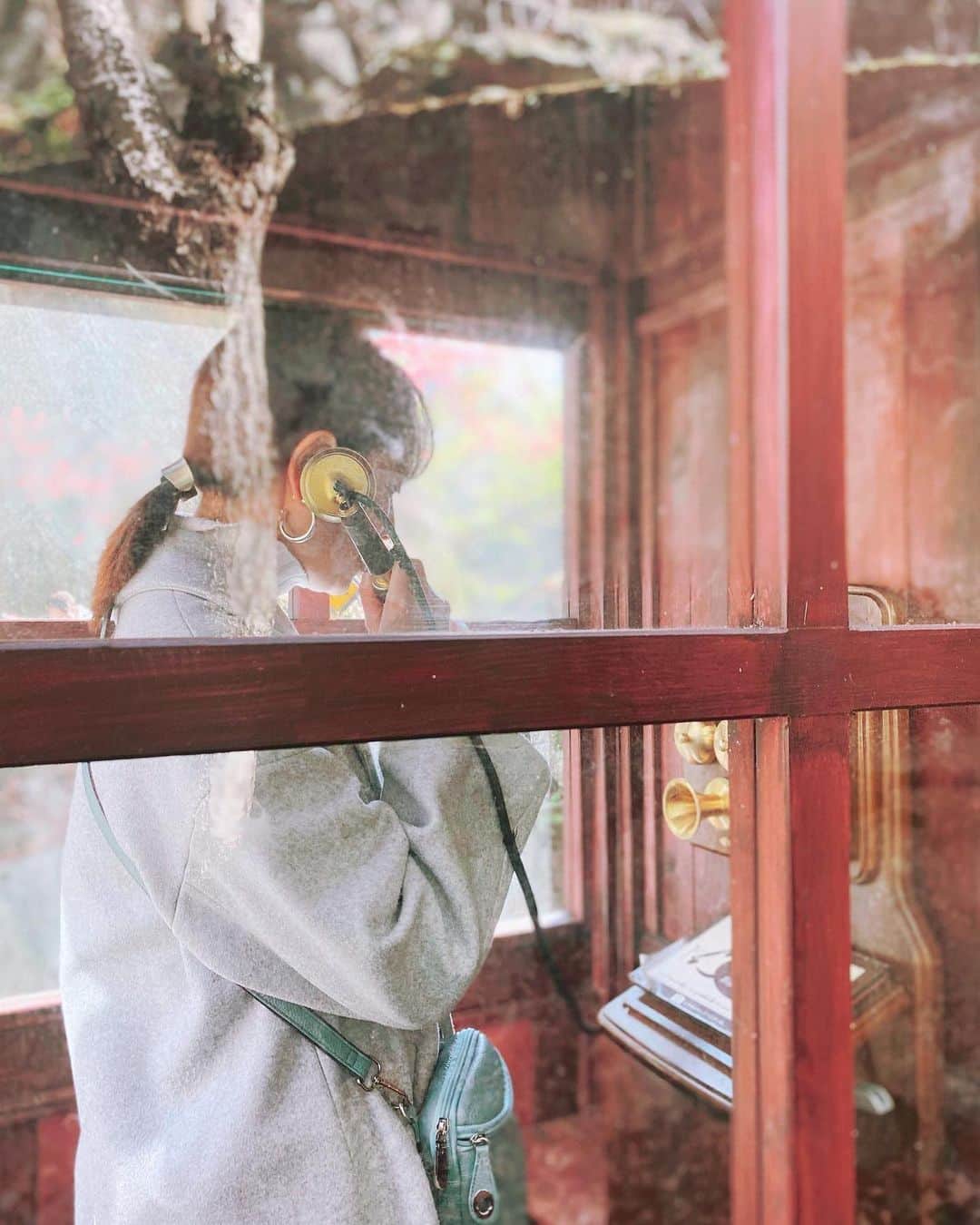 SHUUBIさんのインスタグラム写真 - (SHUUBIInstagram)「友達に会いに山梨県へ！！！ @chihomichihomi  千宝美ちゃんありがとう！！！  20代の頃からのシンガーソングライター仲間。 昔は偶然にも同じ駅に住んでいたりしていろんな話をしたなぁ。 音楽の話、仕事の苦労話、恋の話。。🫣 そんな彼女が山梨県に住んでから、まだ一度も行けてなかった。やっと！！！ 千宝美ちゃんのラジオ番組に呼んでもらったりしたのは2年前。。それ以来！？連絡はちょこちょことって話はしているたけど、、、やっぱり会えると嬉しいな。  千宝美ちゃんが案内してくれたのが 初の #昇仙峡　美しすぎる紅葉🍁全身に吸い込んだ空気はピンとしてとっても良い香りがしました。 もう夢のように美しくて最高！ 滝には虹がかかってた。 富士山は言うことなしに圧倒的でした。  写真は撮ったり撮られたり😆楽しい。 （わたしは彼女の撮る写真のファンなのです）  今回の旅行、一度の投稿では収まらないので 次回に続きます🤭😆  #最高のリフレッシュ　#友達 #ありがとう #紅葉  #甲府 #紅葉 #ドライブ #散策 #紅葉シーズン #紅葉デート #散策 #富士山 #昇仙峡ロープウェイ #シンガーソングライター #ピアノ弾き語り #千宝美 #shuubi」11月24日 10時52分 - shuubihidemi