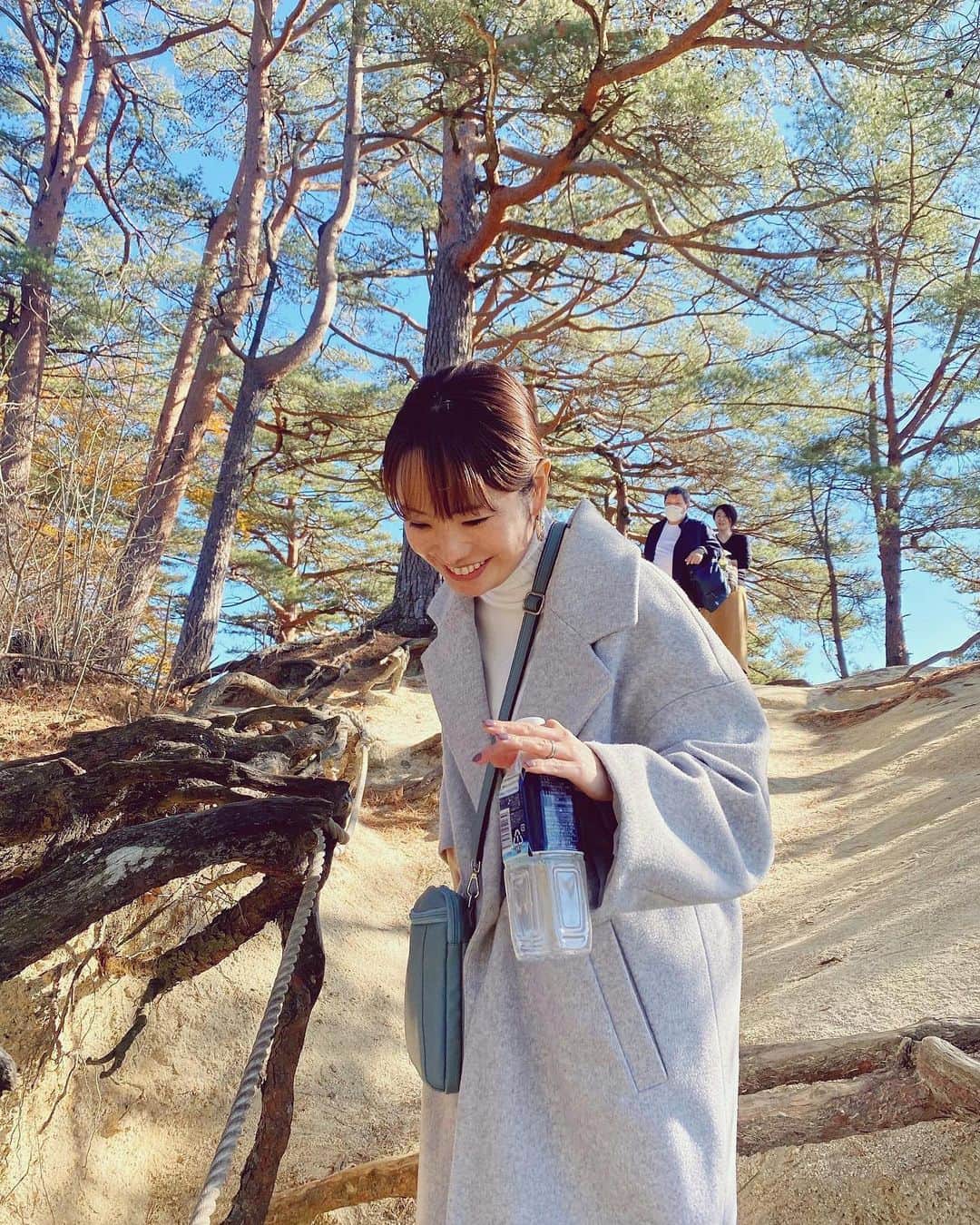 SHUUBIさんのインスタグラム写真 - (SHUUBIInstagram)「友達に会いに山梨県へ！！！ @chihomichihomi  千宝美ちゃんありがとう！！！  20代の頃からのシンガーソングライター仲間。 昔は偶然にも同じ駅に住んでいたりしていろんな話をしたなぁ。 音楽の話、仕事の苦労話、恋の話。。🫣 そんな彼女が山梨県に住んでから、まだ一度も行けてなかった。やっと！！！ 千宝美ちゃんのラジオ番組に呼んでもらったりしたのは2年前。。それ以来！？連絡はちょこちょことって話はしているたけど、、、やっぱり会えると嬉しいな。  千宝美ちゃんが案内してくれたのが 初の #昇仙峡　美しすぎる紅葉🍁全身に吸い込んだ空気はピンとしてとっても良い香りがしました。 もう夢のように美しくて最高！ 滝には虹がかかってた。 富士山は言うことなしに圧倒的でした。  写真は撮ったり撮られたり😆楽しい。 （わたしは彼女の撮る写真のファンなのです）  今回の旅行、一度の投稿では収まらないので 次回に続きます🤭😆  #最高のリフレッシュ　#友達 #ありがとう #紅葉  #甲府 #紅葉 #ドライブ #散策 #紅葉シーズン #紅葉デート #散策 #富士山 #昇仙峡ロープウェイ #シンガーソングライター #ピアノ弾き語り #千宝美 #shuubi」11月24日 10時52分 - shuubihidemi