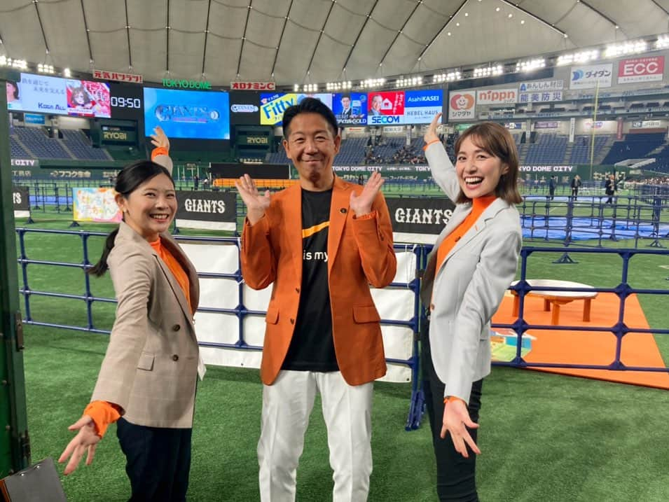 佐藤由季さんのインスタグラム写真 - (佐藤由季Instagram)「#ジャイアンツファフェスタ  2023@東京ドーム⚾️ シーズンシートオーナー限定選手交流会 にて、#高梨雄平 投手 #中川皓太 投手 のトークショーMCを務めさせて いただきました🎤  トークショーに入る前に、東京ドーム グラウンドの中央ステージで ご挨拶をするという😳 あの場所まで多くの皆さんに見られながら 歩いたこと自体がもう奇跡です 錚々たる顔ぶれのMCの皆さんの中に 入れさせていただけたことも感激です 各エリアのMC担当の皆さんと共に 気合いを入れてから私は④エリアへ🎤  なんて最高なファンの皆さんが 待ち受けて下さっていたことでしょう🥹🧡 拍手はしてくれるしよく笑ってくれるし 頷いてくれるし笑顔たっぷりだし 温かい、本当にあったかい。。。🥰 そしてそこに高梨投手と中川投手の 息ぴったり盛り上げ上手なトークがあれば あっという間過ぎるお時間です！！ お二人とは昨シーズンのオフに ロケでご一緒させていただいたこともあり 安心して…お任せしちゃいました😂🙏 大サービスも沢山ありましたね🤭 ④エリアの皆さん🏟 楽しんでいただけましたでしょうか？？ 私は…すっっごく楽しかったです🧡 久しぶりにファンの皆さんと キャッチボールが出来て嬉しかったなぁ⚾️ またお声がけいただけるように頑張ります！  同じ事務所のアデ兄さんや、 ずっとお会いしたいと思っていた 中島さんとも一緒だったので 心強かったです🥹 スタッフの皆さんも細やかなサポートを 本当にありがとうございました🙏 やっぱり東京ドームは…最高でーす🧡⚾️  #ジャイアンツ #ファンフェスタ  #Giants  #東京ドーム  #トークショーMC  #豪華メンバー 🎤 #髙橋大輔 さん #小倉星羅 さん #阿出川浩之 さん #保井ひろゆき さん #中島彩 さん #槇嶋範彦さん  #飯塚治 さん ※トークショー担当エリア順 #実はディレクターも佐藤さんでW佐藤エリアでした ✌️ #フリーアナウンサー  #佐藤由季  #話し手がこんなに集まると確実に盛り上がる 🤣 #憧れの皆さんとご一緒させていただけて感激でした 🎤 #ファンの皆さんが温かかった 🧡 #初めましての中島さんも可愛かった 🥰 #オレンジ姉妹 😂🧡 #打ち合わせなしでお揃い 🤣 #きっと似ているタイプだと思い不意打ち写真も載せちゃった 🤭 #実はYGマークのネックレス  #ジャイアンツ愛 🧡 #野球愛  #最高でーす ⚾️」11月24日 10時55分 - yukisato0710