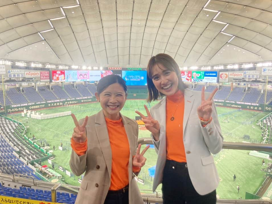 佐藤由季さんのインスタグラム写真 - (佐藤由季Instagram)「#ジャイアンツファフェスタ  2023@東京ドーム⚾️ シーズンシートオーナー限定選手交流会 にて、#高梨雄平 投手 #中川皓太 投手 のトークショーMCを務めさせて いただきました🎤  トークショーに入る前に、東京ドーム グラウンドの中央ステージで ご挨拶をするという😳 あの場所まで多くの皆さんに見られながら 歩いたこと自体がもう奇跡です 錚々たる顔ぶれのMCの皆さんの中に 入れさせていただけたことも感激です 各エリアのMC担当の皆さんと共に 気合いを入れてから私は④エリアへ🎤  なんて最高なファンの皆さんが 待ち受けて下さっていたことでしょう🥹🧡 拍手はしてくれるしよく笑ってくれるし 頷いてくれるし笑顔たっぷりだし 温かい、本当にあったかい。。。🥰 そしてそこに高梨投手と中川投手の 息ぴったり盛り上げ上手なトークがあれば あっという間過ぎるお時間です！！ お二人とは昨シーズンのオフに ロケでご一緒させていただいたこともあり 安心して…お任せしちゃいました😂🙏 大サービスも沢山ありましたね🤭 ④エリアの皆さん🏟 楽しんでいただけましたでしょうか？？ 私は…すっっごく楽しかったです🧡 久しぶりにファンの皆さんと キャッチボールが出来て嬉しかったなぁ⚾️ またお声がけいただけるように頑張ります！  同じ事務所のアデ兄さんや、 ずっとお会いしたいと思っていた 中島さんとも一緒だったので 心強かったです🥹 スタッフの皆さんも細やかなサポートを 本当にありがとうございました🙏 やっぱり東京ドームは…最高でーす🧡⚾️  #ジャイアンツ #ファンフェスタ  #Giants  #東京ドーム  #トークショーMC  #豪華メンバー 🎤 #髙橋大輔 さん #小倉星羅 さん #阿出川浩之 さん #保井ひろゆき さん #中島彩 さん #槇嶋範彦さん  #飯塚治 さん ※トークショー担当エリア順 #実はディレクターも佐藤さんでW佐藤エリアでした ✌️ #フリーアナウンサー  #佐藤由季  #話し手がこんなに集まると確実に盛り上がる 🤣 #憧れの皆さんとご一緒させていただけて感激でした 🎤 #ファンの皆さんが温かかった 🧡 #初めましての中島さんも可愛かった 🥰 #オレンジ姉妹 😂🧡 #打ち合わせなしでお揃い 🤣 #きっと似ているタイプだと思い不意打ち写真も載せちゃった 🤭 #実はYGマークのネックレス  #ジャイアンツ愛 🧡 #野球愛  #最高でーす ⚾️」11月24日 10時55分 - yukisato0710