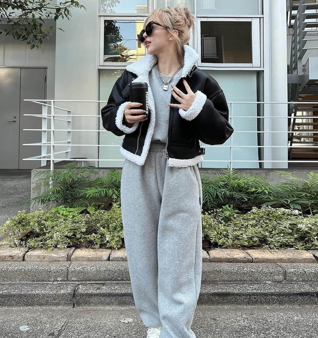 Select Shop MIRROR9さんのインスタグラム写真 - (Select Shop MIRROR9Instagram)「. ✔︎Boa riders short coat¥38,500(tax in) ✔︎embroidery short sweat tops ¥12,100(tax in) ✔︎embroidery sweat pants¥16,500(tax in)  #MIRROR9  #ミラーナイン」11月24日 10時55分 - mirror9official