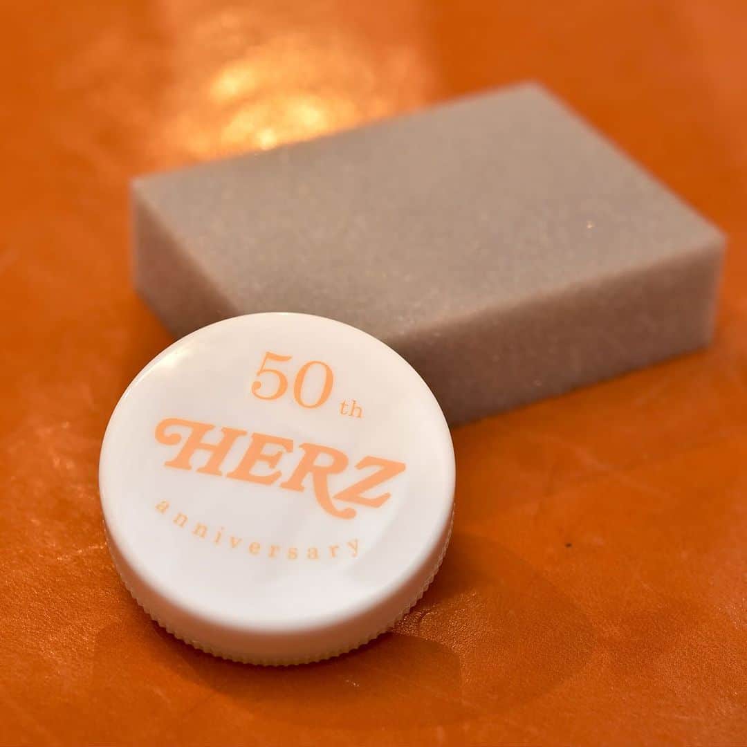 HERZ ヘルツさんのインスタグラム写真 - (HERZ ヘルツInstagram)「@herz_bag　50周年記念プレゼントキャンペーン 第四弾 in Winter ————————————————————— ⁡ HERZは普段からご愛顧いただいている皆様のおかげで、50周年を迎えました。 これまで鞄作りを続けてこられたのも、ご愛顧いただく皆様がいたからです。 そこで、日頃の感謝を込めて、年間を通してプレゼントキャンペーンを開催！ この冬のプレゼントはこちら！！ ⁡ 『プレゼント企画第四弾　50周年記念 ラナパー・プチ』 ⁡ ヘルツで長年、メンテナンス用品として販売しているラナパー。 こちらのプチサイズを50周年記念デザインでご用意しました。 小容量なのでちょっとしたお手入れの際や、はじめて革のお手入れをされる方にもぴったりです。 使い方は全く同じで、ミニスポンジも付いていますので、これ一つで気軽にお使いいただけます。 ⁡ 開催期間、2023年11月24日（金）～12月20日（水） 11,000円（税込）以上のお買い物をしていただいた方を対象に一点プレゼントいたします。 ⁡ 実店舗も同様で、11,000円（税込）以上のお買い物をして頂いた方へ1点プレゼント致します。 各店舗数に限りがございますので、なくなり次第終了となります。 この機会をお見逃しなく！！ ⁡ 詳細は @herz_bag プロフィールページのURLからご覧いただけます。 ⁡ ————————————————————— ⁡ #ラナパー #ヘルツ50周年　#herz50th ⁡ #ヘルツ / #ヘルツバッグ / #マイヘルツ #革 / #レザー / #革製品 / #革鞄 / #レザーバッグ / #革職人 / #作り手 / #革工房 / #ヘルツ / #ヘルツバッグ / #herz / #herzbag / #leather / #leatherbag /」11月24日 10時55分 - herz_bag