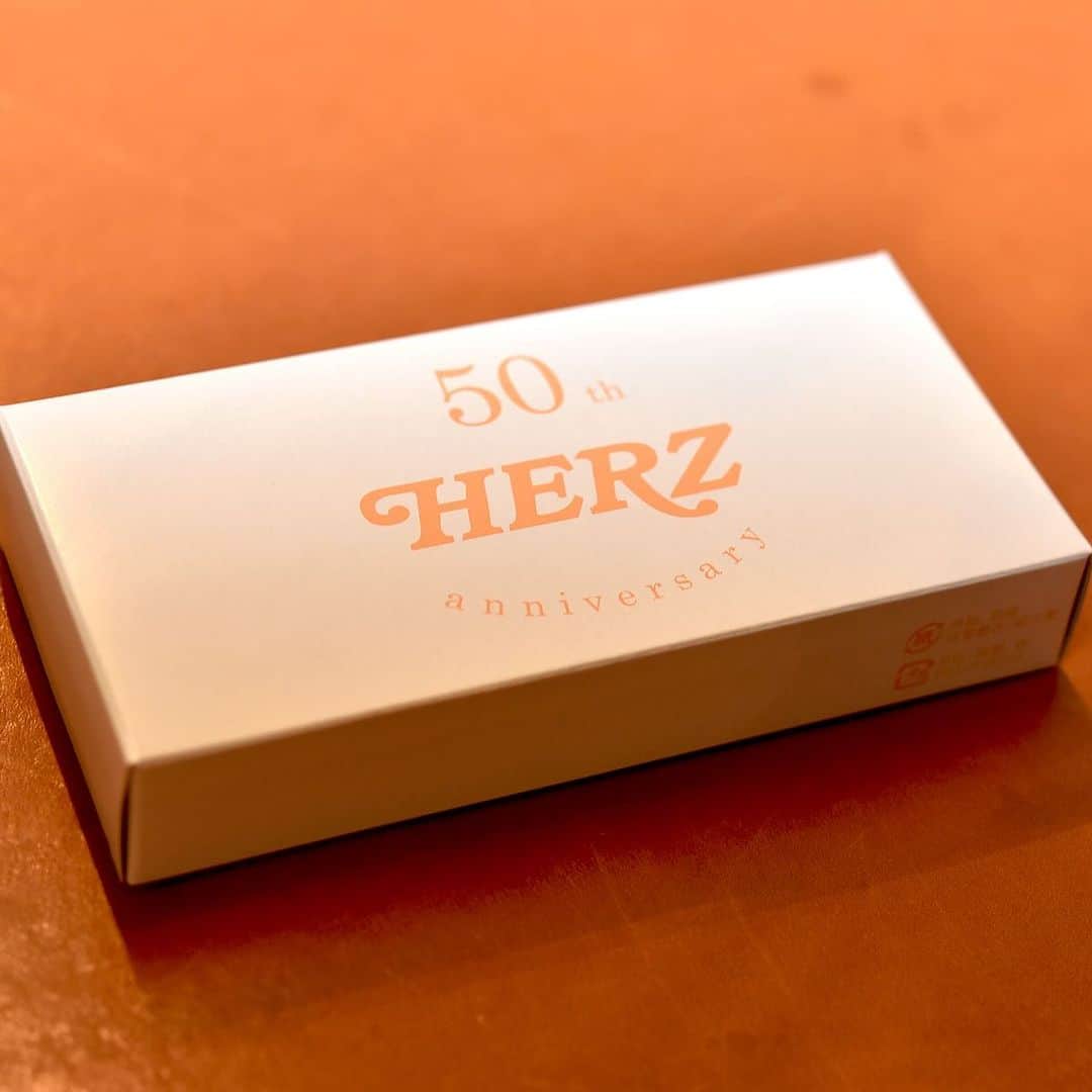 HERZ ヘルツさんのインスタグラム写真 - (HERZ ヘルツInstagram)「@herz_bag　50周年記念プレゼントキャンペーン 第四弾 in Winter ————————————————————— ⁡ HERZは普段からご愛顧いただいている皆様のおかげで、50周年を迎えました。 これまで鞄作りを続けてこられたのも、ご愛顧いただく皆様がいたからです。 そこで、日頃の感謝を込めて、年間を通してプレゼントキャンペーンを開催！ この冬のプレゼントはこちら！！ ⁡ 『プレゼント企画第四弾　50周年記念 ラナパー・プチ』 ⁡ ヘルツで長年、メンテナンス用品として販売しているラナパー。 こちらのプチサイズを50周年記念デザインでご用意しました。 小容量なのでちょっとしたお手入れの際や、はじめて革のお手入れをされる方にもぴったりです。 使い方は全く同じで、ミニスポンジも付いていますので、これ一つで気軽にお使いいただけます。 ⁡ 開催期間、2023年11月24日（金）～12月20日（水） 11,000円（税込）以上のお買い物をしていただいた方を対象に一点プレゼントいたします。 ⁡ 実店舗も同様で、11,000円（税込）以上のお買い物をして頂いた方へ1点プレゼント致します。 各店舗数に限りがございますので、なくなり次第終了となります。 この機会をお見逃しなく！！ ⁡ 詳細は @herz_bag プロフィールページのURLからご覧いただけます。 ⁡ ————————————————————— ⁡ #ラナパー #ヘルツ50周年　#herz50th ⁡ #ヘルツ / #ヘルツバッグ / #マイヘルツ #革 / #レザー / #革製品 / #革鞄 / #レザーバッグ / #革職人 / #作り手 / #革工房 / #ヘルツ / #ヘルツバッグ / #herz / #herzbag / #leather / #leatherbag /」11月24日 10時55分 - herz_bag