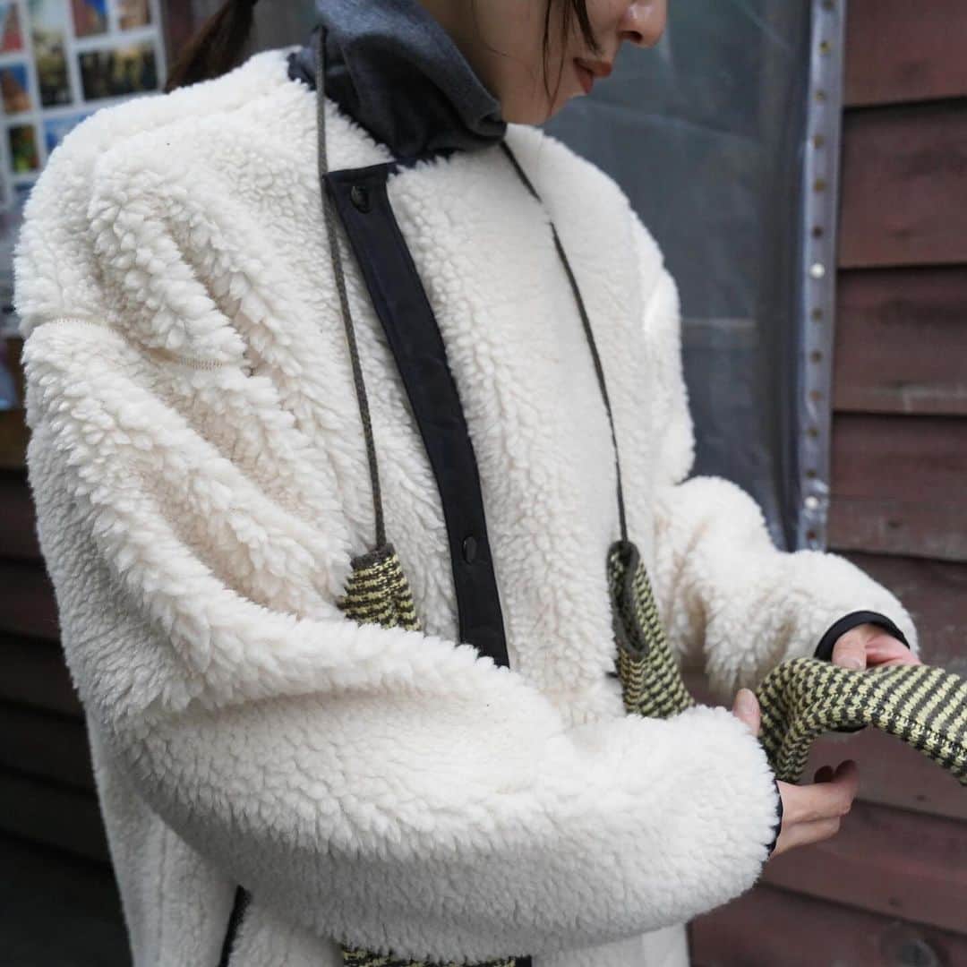のインスタグラム：「.  [HYKE] FAUX SHEARLING COAT.  フェイクムートン素材を使用したボアコート。 ミリタリーコートのライナーからインスピレーションを得てデザインされた1着。 軽くて保温性の高いアイテムです。  -  #mawsapporo #MāW #insonlinestore #hyke #sapporo #hokkaido #23aw」