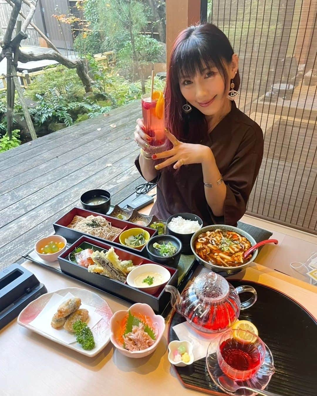 丹遥ニナさんのインスタグラム写真 - (丹遥ニナInstagram)「「PR」旅行気分で自分へのご褒美と癒しに❤ 巣鴨駅から徒歩8分【東京染井温泉SAKURA】 @tokyosomeionsen_sakura 遊びに行ってきた💓⤴️🥰  和朋友一起去了东京巣鸭车站附近的温泉！哇！真的太棒了！有很多温泉，美肤的，瘦身的，还有桑拿，和美容按摩。 泡累了，出来吃一顿美美的美食，真的好幸福哦！  有兴趣的话，去看一下哦💋 ・ ・ 東京に、巣鴨にこんなにいい温泉あったの知らなかった、興味津津で行ってみたらめちゃくちゃ混んでた❕凄い人❣️ ・ ・ そこまで温泉に行かないけど、種類の豊富さにビックリ！露天風呂幾つがあって、まずは美肌効果あるミルク温泉、その後はジェット風呂にも。ジェットはかなり効いてて、気持ちいいくらいツボを押してくれて、引き締まり効果あるじゃない？🤔💋 ・ ・ 温泉に入ってる間にお腹が空いたので、もう食事、食事〜❕ 注文したのは 👇👇👇 和風松花堂弁当は 梅水晶 梅じそささみ揚げ 酸辣湯麺 南国風ホットティー 金平糖付き 南国風フルーツアイスティー  わぁ〜窓ぎわの席を選んだので、外の緑、せせらぎを見ながら食事を楽しめるなんて最高すぎ、美味しすぎる❣️💋💕 ・ ・ 温泉も食事もすべて最高！めちゃくちゃ癒された！【東京染井温泉SAKURA】は初めてだけど、また行きたいスポット🍸💖🥰 ・ ・ @tokyosomeionsen_sakura @someionsenrestaurant @focus_corporation ・ ・ #PR #東京染井温泉sakura #東京温泉 #東京サウナ #温泉でリフレッシュ #サ活 #focustar #東京染井温泉 #巣鴨 #サクラ #sakura #サウナ #tokyoonsen #sakuraonsen #露天風呂 #温泉 #tokyotravel #ととのう ・ ・ ★- - -★- - -★- - -★- - -★- - -★- - -★- - -★- - -★- - -★- - -★ ・ ・ Model @minaninamiji   ❥❦❧ 仕事のご連絡はDMで📩 ❧❦❥  🧡 ファッションショー、作品撮影、商品撮影、動画撮影  🧡PR、インフルエンサー 、アンバサダー、通訳、キャスティング  🧡 丹遥ニナNina手書きかわいいニナキャラクターラインスタンプ 発売❗@ninalinestamp から飛べますよ❣️  🧡 個人撮影(有償) ・ ・  #丹遥 #海外华人 #在日中国人 #网红 #上海模特 #中国語通訳 #中国語 #国语 #普通话 #女子会ディナー #美女スタグラム #東京グルメ」11月24日 11時07分 - minaninamiji