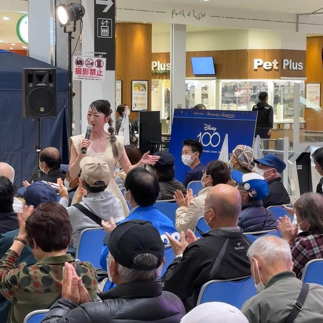 西尾夕紀のインスタグラム：「イオンモール上尾店にて 新曲「一途な恋」キャンペーン🩷  遠くから駆けつけてくれたファンの皆さんに 感謝です🙏  こうしてCD💿を購入してくださる皆さんが もっと増える様演歌歌手としても 更に頑張ります…✌️  沢山のCDご購入ありがとうございました♡ 差し入れもありがとうございます😋 #西尾夕紀 #一途な恋 #とりあえずビール #鰻師の蒲焼 #歌とものまね」