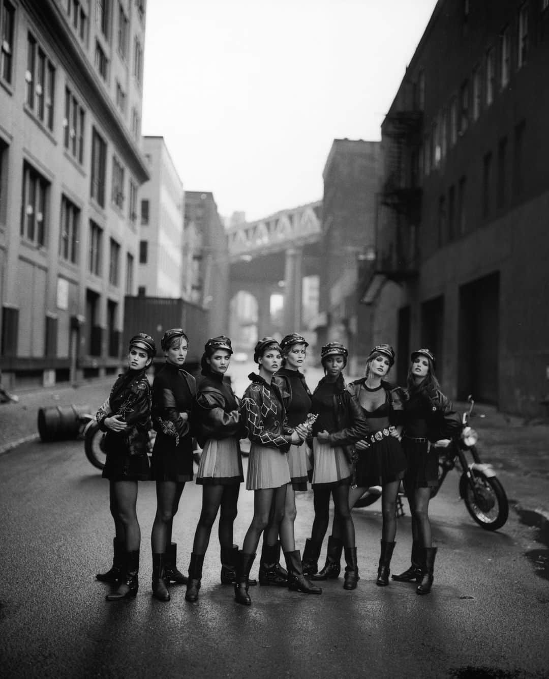 ピーター・リンドバーグのインスタグラム：「CINDY CRAWFORD, CLAUDIA SCHIFFER, HELENA CHRISTENSEN, KAREN MULDER, LINDA EVANGELISTA, NAOMI CAMPBELL, STEPHANIE SEYMOUR, TATJANA PATITZ, BROOKLYN 1991⁠」