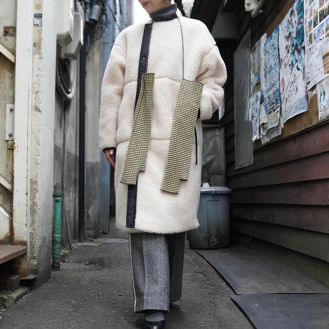 のインスタグラム：「.  [HYKE] FAUX SHEARLING COAT.  フェイクムートン素材を使用したボアコート。 ミリタリーコートのライナーからインスピレーションを得てデザインされた1着。 軽くて保温性の高いアイテムです。  -  #mawsapporo #MāW #insonlinestore #hyke #sapporo #hokkaido #23aw」