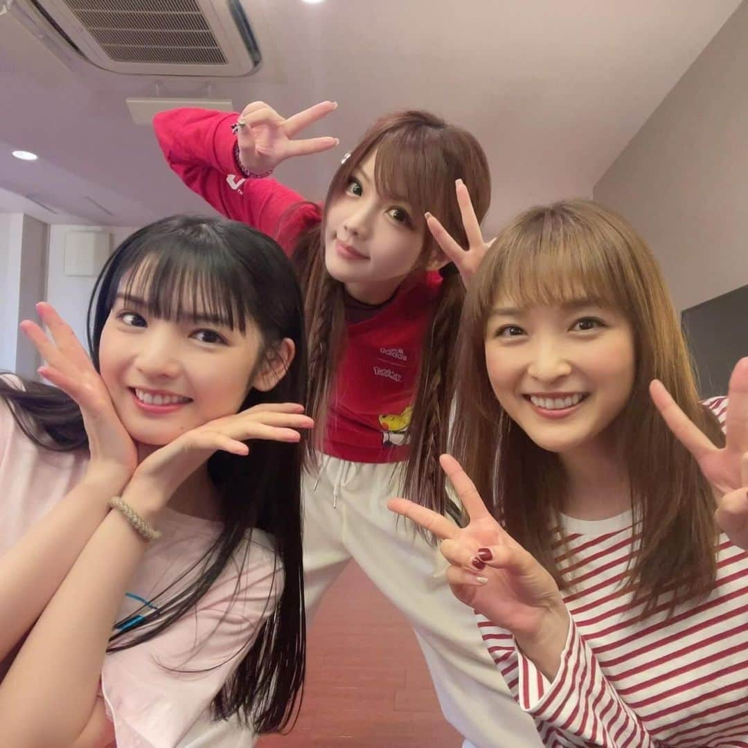 石川梨華さんのインスタグラム写真 - (石川梨華Instagram)「レアな3人ショット❣️  横アリLIVEリハの時に撮ってもらった💖  楽屋でさゆとポケモンの話で盛り上がってたら れいなが楽屋に来て、しかも！ピカチュウの服着てたから、 え、れいなもポケモンすきなの！？ってめっちゃテンション上がって聞いたら、、、  違います！adidasが好きでたまたまコラボしてて珍しかったから買っただけです！ってw  めっちゃサイコーな返しだった🤣‼️ ちょー笑ったし、 さすが昔から変わらない正直者なれいなに嬉しくなった🫶  その流れで写真撮ってもらったんだけど 2枚目は最初にタイマーで撮ろうとした時に ケータイずれて慌てて直す私と どうしようってなってるさゆと ポーズとりながらもめちゃくちゃ可愛い笑顔してるれいな❣️  #石川梨華 #道重さゆみ #田中れいな #モーニング娘og #4期と6期 #レアショット」11月24日 11時06分 - rika_ishikawa_official